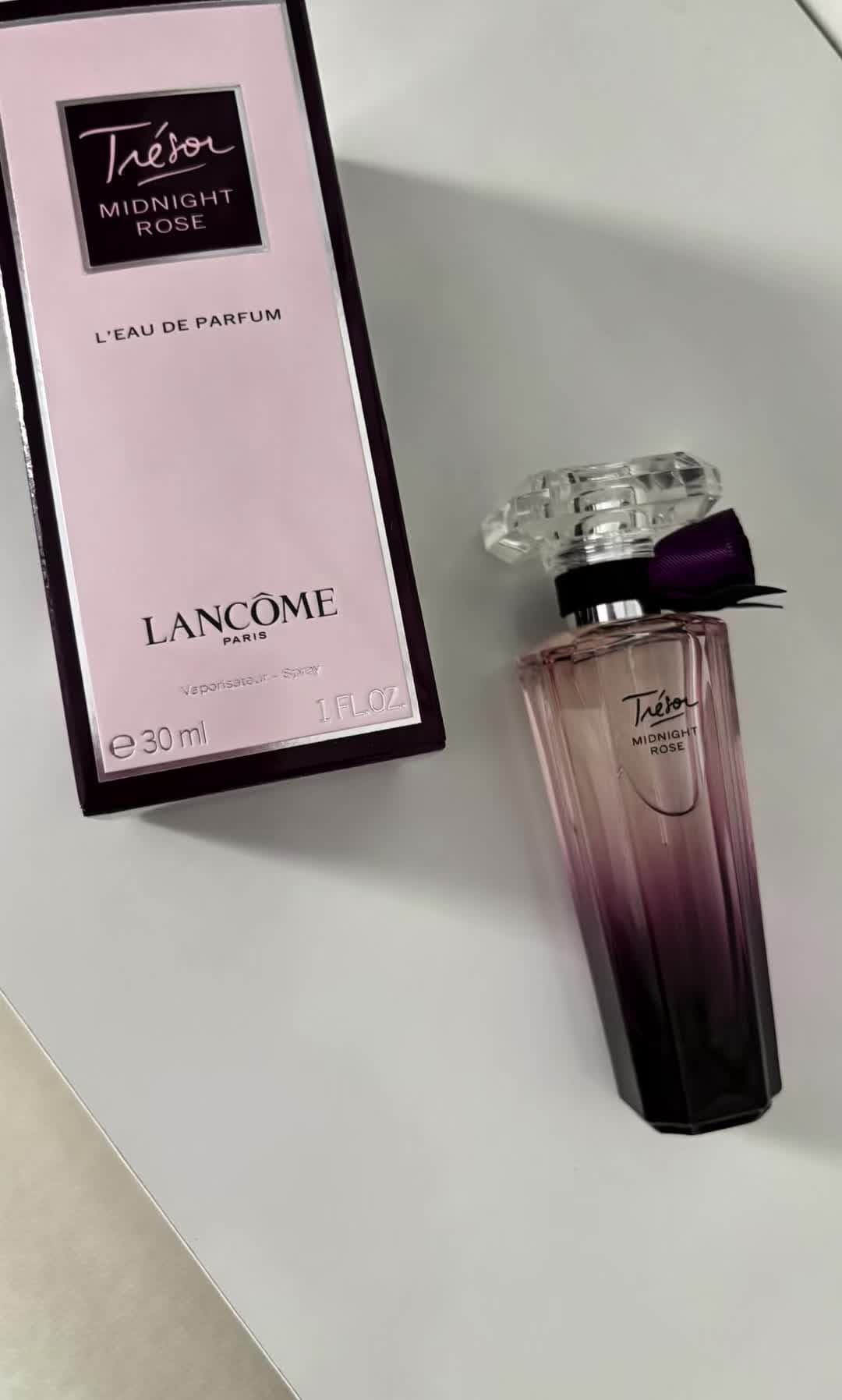 🌹 Trésor Midnight Rose – Lancôme ✨ Laissez-vous envoûter par la magie d’un parfum à la fois doux, sensuel et irrésistiblement féminin. 💜 Un flacon élégant pour une fragrance florale aux notes de rose, framboise et musc. 📦 Contenance : 30 ml – Eau de Parfum 📍 Disponible chez Luxury Product Maroc – Livraison partout au Maroc 🇲🇦 📲 Commandez via WhatsApp : wa.me/212778231455 📸 Découvrez plus sur Instagram : @luxury_product_maroc #Lancôme #TrésorMidnightRose #ParfumFemme #LuxuryProductMaroc #ParfumOriginal #Fragrance #Maroc