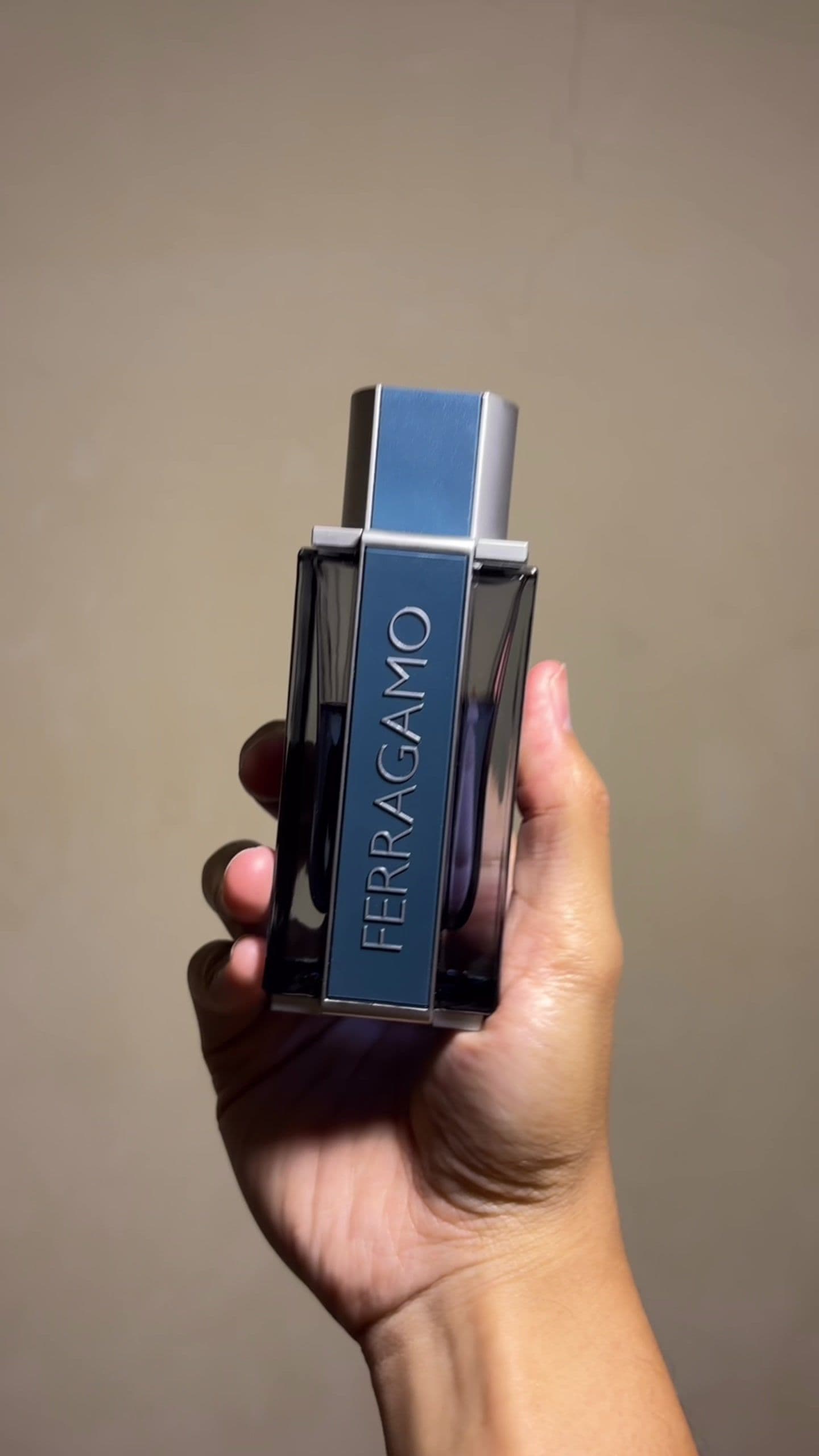 Parfum aroma leather paling versatile! #parfum #reviewparfum #parfumtiktok #ferragamo 