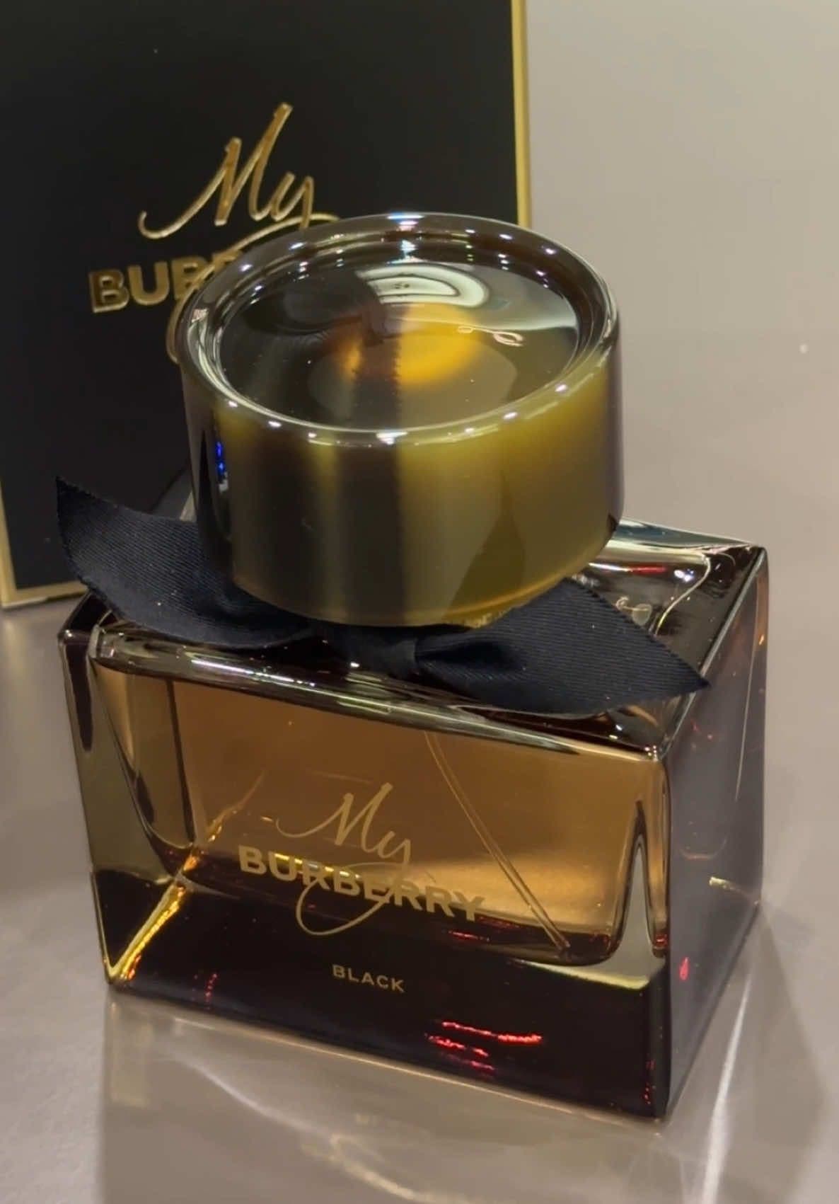 My Burberry Black tái hiện mùi hương của London sau cơn mưa đêm. Quyến rũ, ấm áp và bí ẩn, dành cho những người phụ nữ tự tin và đầy đam mê. Hoa nhài nồng nàn, đào ngâm mật và hổ phách ấm nóng. My Burberry Black là một mùi hương gợi cảm, sang trọng và đầy quyền lực. #annora #annoravn #burberry #myburberry #myburberryblack #unboxing #perfume #fragrance #perfumetiktok #asmr #fyp #review #beauty #nuochoa #nuochoachinhhang #nuochoanam #nuochoanu #xuhuongtiktok #viral