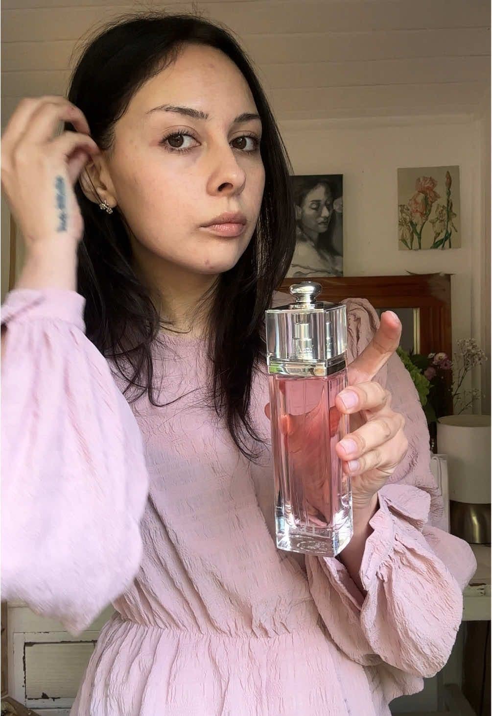 Este fue mi perume en tercero y cuarto medio, había olvidado todas sus notas y redescubrirlo fue realmente hermoso!! Fue como conectar con una parte de mi. 🪷 Es fresco, elegante, suave y femenino #dior #diorbeauty #diorparfums 