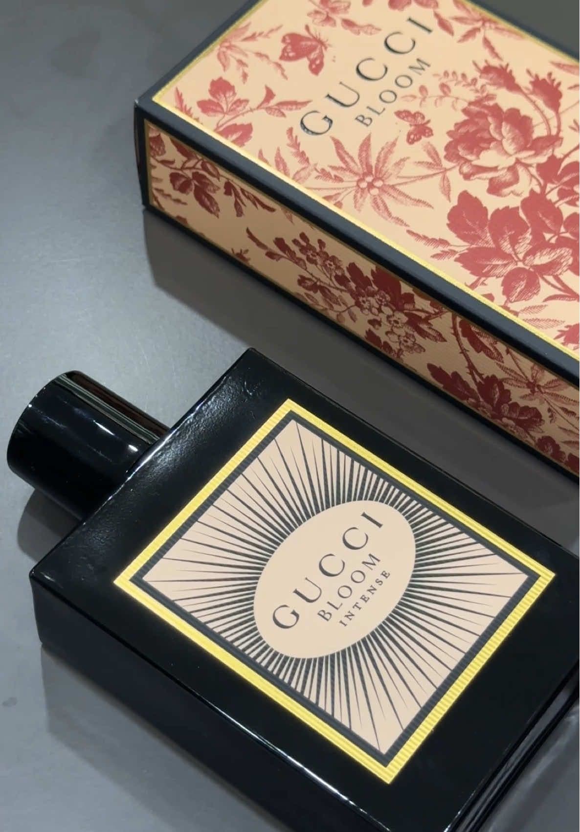 Gucci Bloom Intense by Gucci - Nữ Tính, Quyến Rũ và Tinh Tế. Hương đầu mở ra với sự kết hợp tươi mới của lê, gừng và quýt, mang lại sự sảng khoái và kích thích giác quan. Tầng hương giữa đặc trưng với sự nở rộ của hoa huệ, hoa nhài nở vào ban đêm, nhài sambac và hoa cam, tạo nên một cảm giác lãng mạn, ngọt ngào và đầy cuốn hút. Cuối cùng, tầng hương base kết hợp hoắc hương, moss và dừa, mang lại một sự ấm áp, nhẹ nhàng nhưng không kém phần nồng nàn và quyến rũ. Gucci Bloom Intense là lựa chọn lý tưởng cho những người phụ nữ yêu thích sự quyến rũ, lãng mạn và mạnh mẽ, hoàn hảo cho những buổi tối hoặc những dịp đặc biệt. #annora #annoravn #gucci #guccibloom #guccibloomintense #intense #unboxing #perfume #fragrance #perfumetiktok #asmr #fyp #review #beauty #nuochoa #nuochoachinhhang #nuochoanam #nuochoanu #xuhuongtiktok #viral