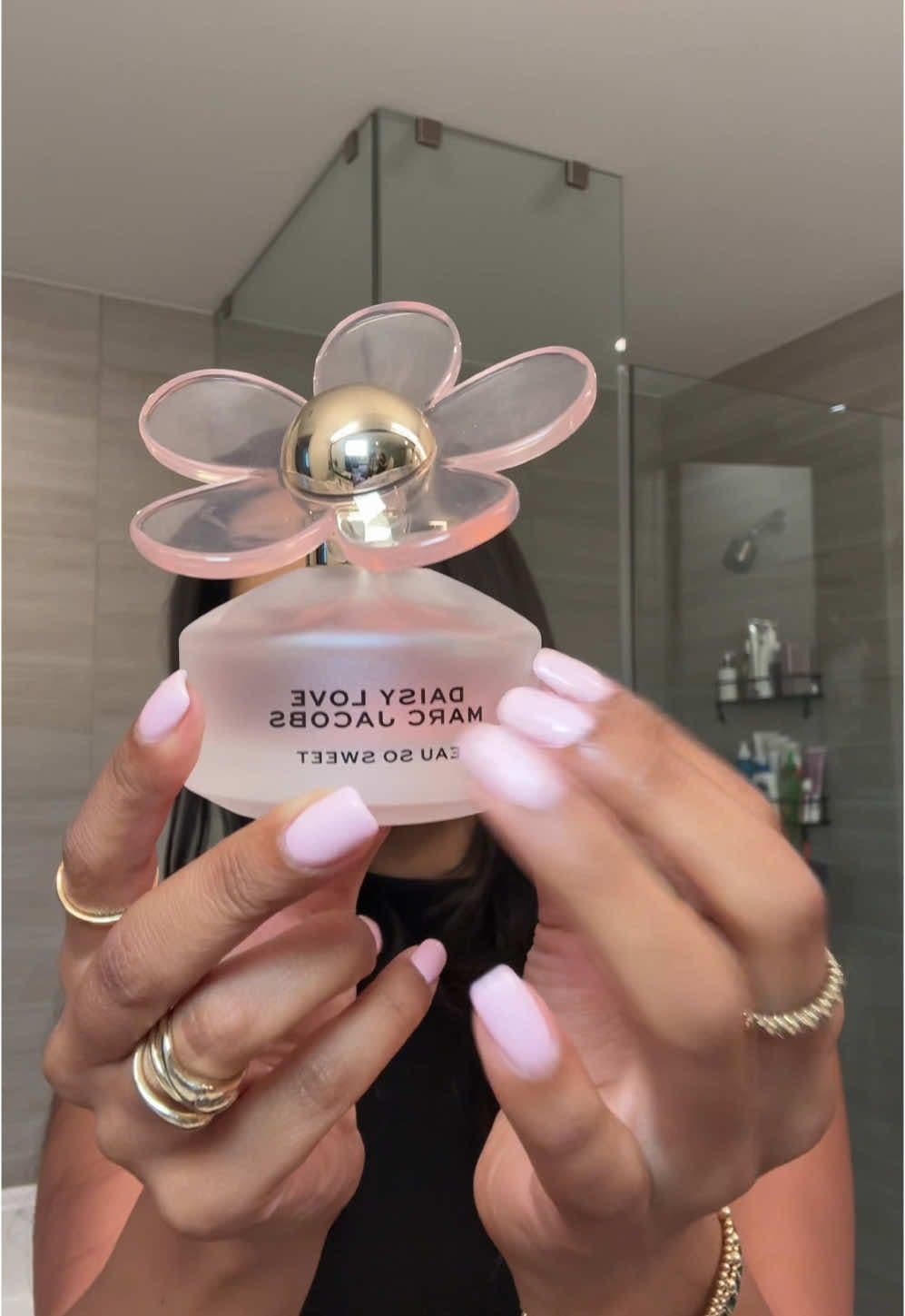 Daisy love x @MarcJacobsFragrances 🌸 #fragrancetiktok #perfumetiktok #perfumeoftheday #fragrancetok #perfumereview #marcjacobs #fragrancecollection #perfumerecommendations 