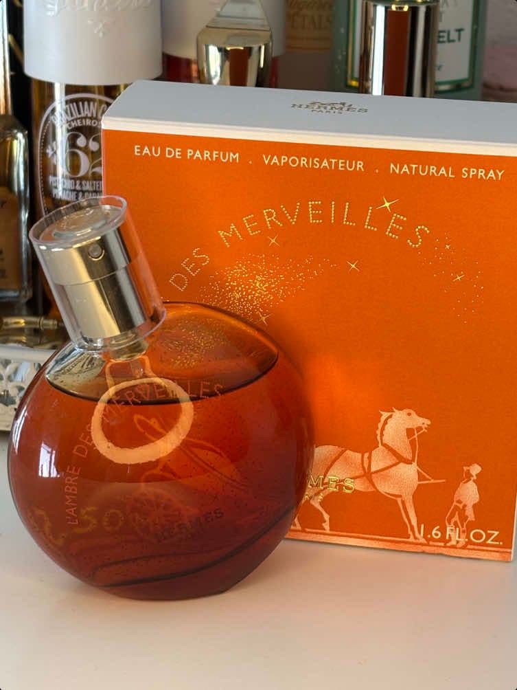 Süß, würzig und warm✨ L’Ambre des Merveilles von Hermès ist kein 08/15-Duft. Amber, Vanille, Patchouli und Perubalsam sorgen für einen cozy, leicht orientalischen Vibe. Ideal für Abende oder wenn du auffallen willst, ohne laut zu sein. #dufttipp #hermesparfum #ambervibes #nischenduft #parfumtok #PerfumeTok #parfumviral #parfumtiktok #nichetok #fürdich #foryou #CapCut   