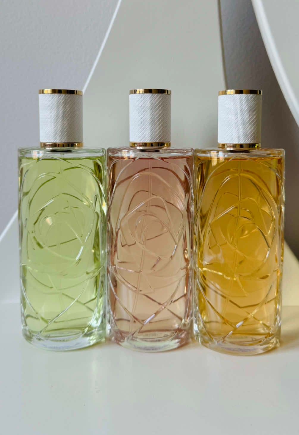 Trago-vos os novos Les Ô da @Lancôme! Três fragrâncias, três moods:   💚 Ôff Now – fresco e tranquilo  (10/10) 🩷 Ôver The Top – vibrante e floral (8/10) 🧡 Ô Zenith – alegre e ensolarado (5/10) Qual combina mais convosco? ✨  #lancome #perfumelovers #eaudetoilette #testacomigo #perfumetok #perfumes #rating 