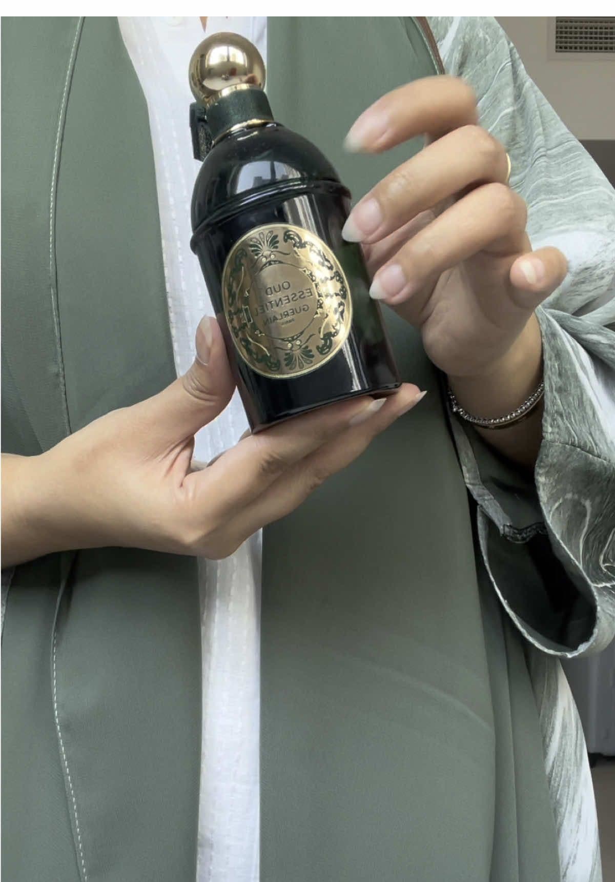 اتغاضو عن البيبي هير🤪 و خذو هالعطر الفخم Guerlain oud essentiel 💚💚  #ootd #outfit #outfitoftheday  #geurlain  #perfume #perfumetiktok #oudessentiel 