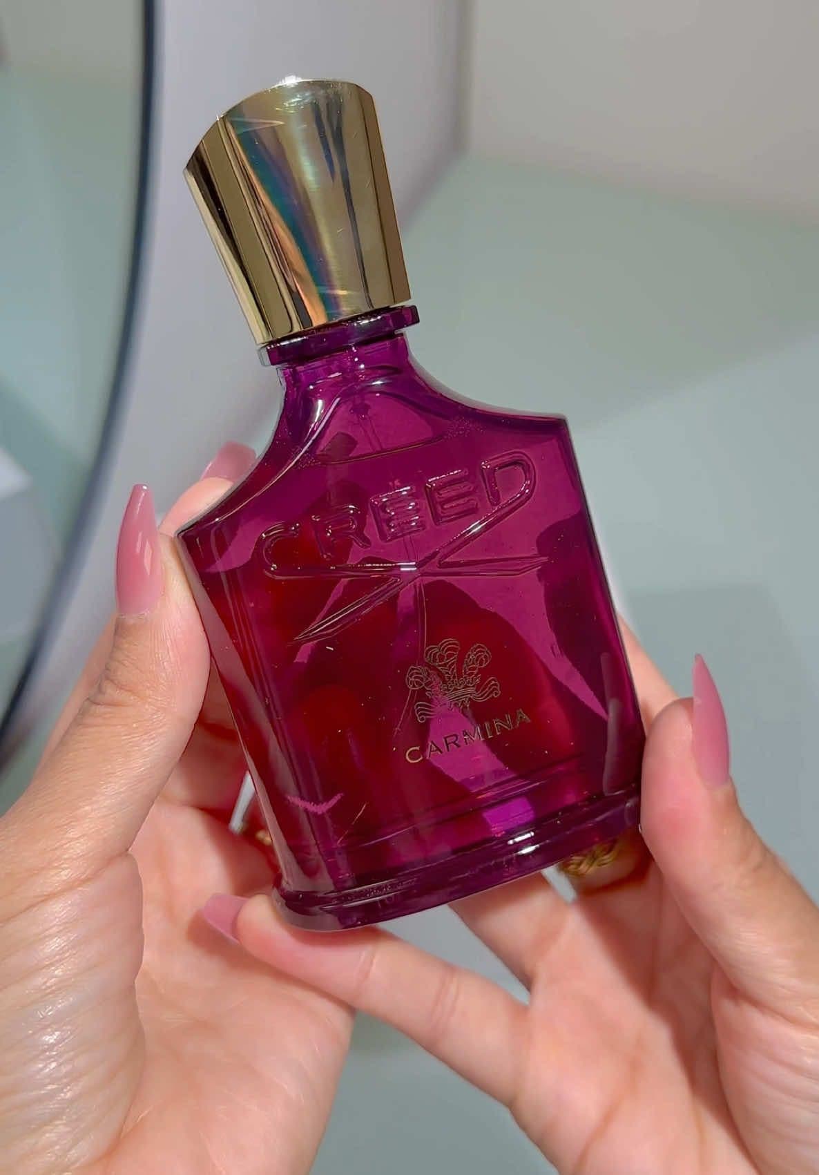 Velvet petals & midnight allure 🌹✨ @creedfragrance Carmina — a symphony of black cherry, pink pepper, rose de mai, violet, saffron, musk, and amber. Feminine. Mysterious. Unforgettable. #CreedCarmina #FragranceObsession #PerfumeLovers #ScentOfTheDay