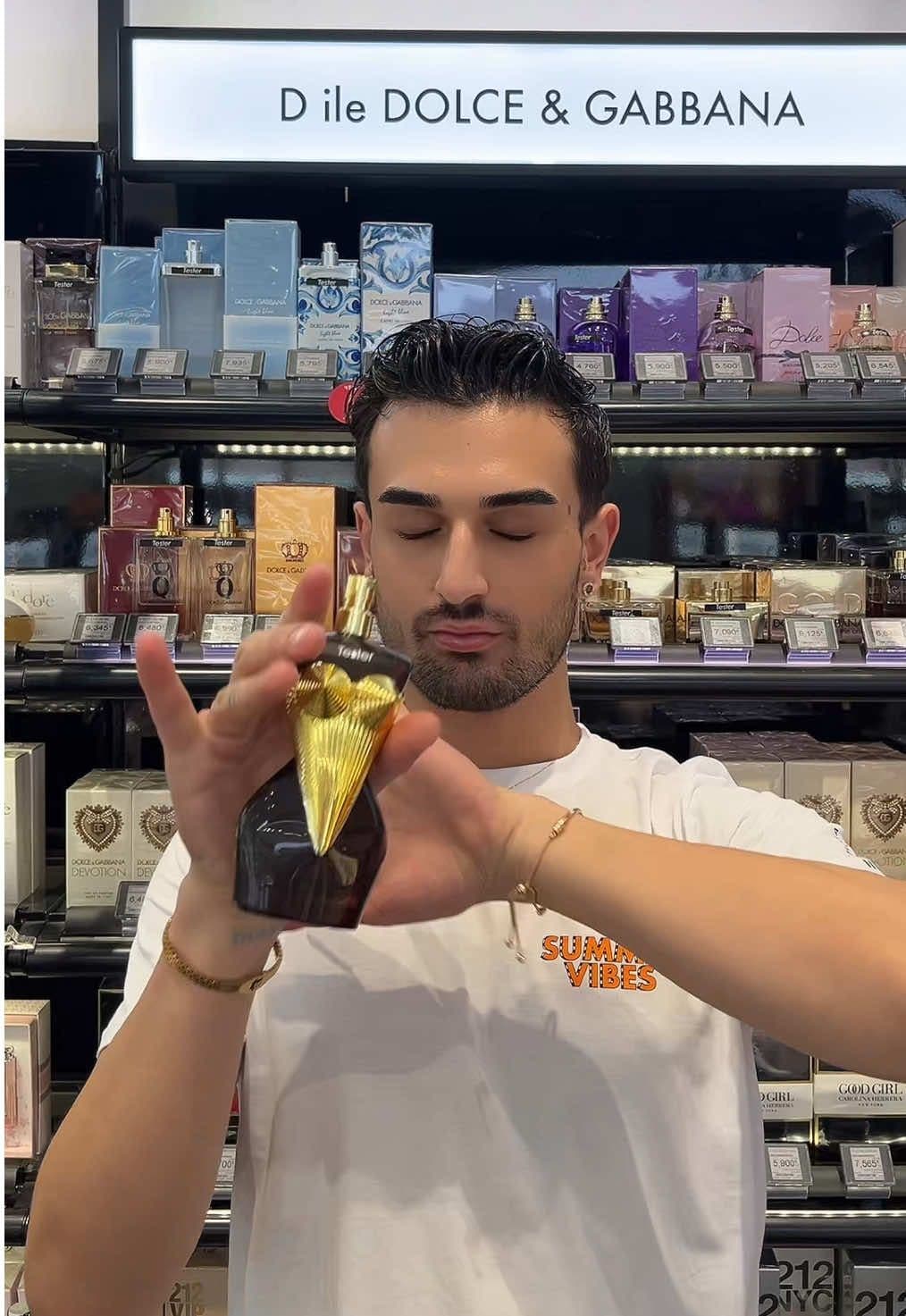 İnanıl koku için akasya sephoraya ✨ #kesfet #foryoupage❤️❤️ #fypp #tiktokviral #beniöneçıkart #öneçıkar #grwm #keşfetteyizzz #sephora #reklamdeğil #öneri #tavsiye #parfum #parfumviral #parfumtiktok #parfumereccomended #parfüm #parfümönerisi #jaunpaulgaultier #divineelixir 