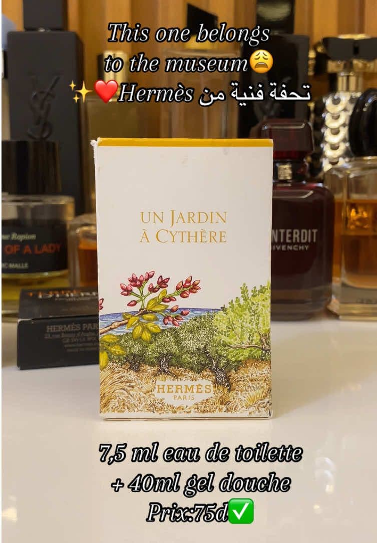 LA CRÉATION Créée par Christine Nagel, parfumeur d'Hermès, l'eau de toilette Un Jardin à Cythère est un jardin étonnant, ni vert ni fleuri, mais… blond. L'expression d'une quête olfactive à travers le Péloponnèse qui mène à Cythère, île grecque préservée ayant inspiré de nombreux artistes. LES NOTES OLFACTIVES Fragrance hespéridée et boisée, l'eau de toilette Un Jardin à Cythère allie le caractère enveloppant des graminées à la force du bois d'olivier et à la tendresse de la pistache fraîche. L'OBJET Dessiné par Fred Rawyler, le flacon s'inspire des lignes des lanternes des voitures d'antan. Le verre s'anime d'un dégradé jaune lumineux, en écho à la fragrance ensoleillée. Sur l'étui, l'artiste Elias Kafouros esquisse un paysage coloré de sa terre natale : l'herbe dorée, le vert des oliviers, le rose des pistaches fraîches et, en arrière-plan, le bleu de la mer. LA COLLECTION DES PARFUMS-JARDINS La collection des Parfums-Jardins signe la rencontre entre l'âme d'un lieu, l'inspiration du parfumeur et le thème que se choisit la maison Hermès chaque année pour éclairer sa création. Une promenade olfactive à partager pour chaque moment, pour des envies de fraîcheur, de rêverie et d'évasion. Émotion olfactive : Chaud, Sensuel Principales matières : Graminées, Bois d'olivier, Pistache fraîche #hermes #parfumviral #tunisia🇹🇳 #parfumtiktok #perfume 