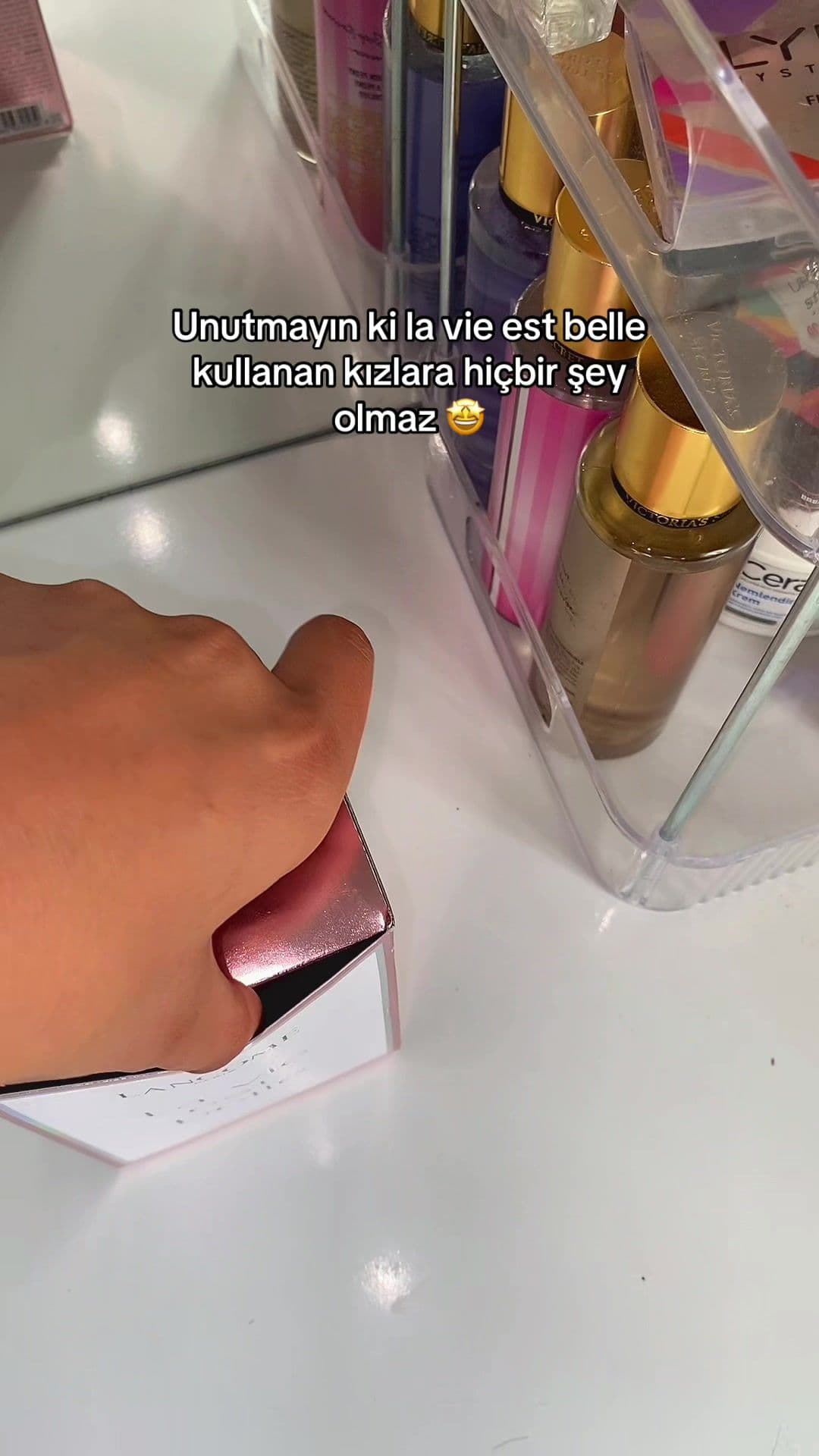 Kurdelesi düştü ama olsun 😙#lavieestbelle #parfüm #parfümönerisi #hediye 