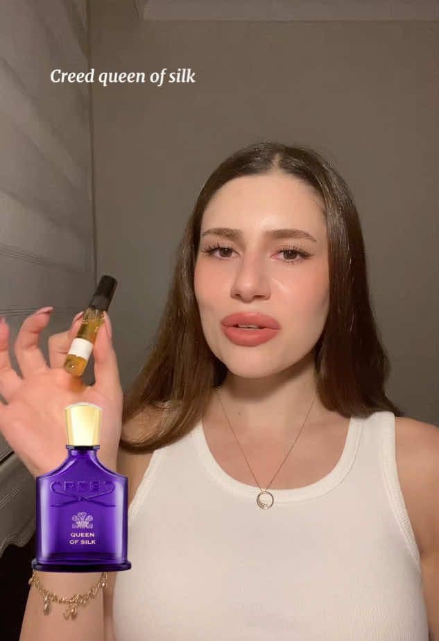 Bu sample aylardır dolapta ve aklımdaydı ama nedense bugün anca deneyebildim ve şimdilik çok beğendim @Ereva Parfüm  *reklam değil *pr #perfumetok #parfum #perfumetiktok #perfume #fyp #parfumtiktok #parfümönerisi #parfümtavsiyesi #perfumefirstimpressions #parfümilkizlenim #parfümdeneme #foryou #erevaparfüm #queenofsilk 