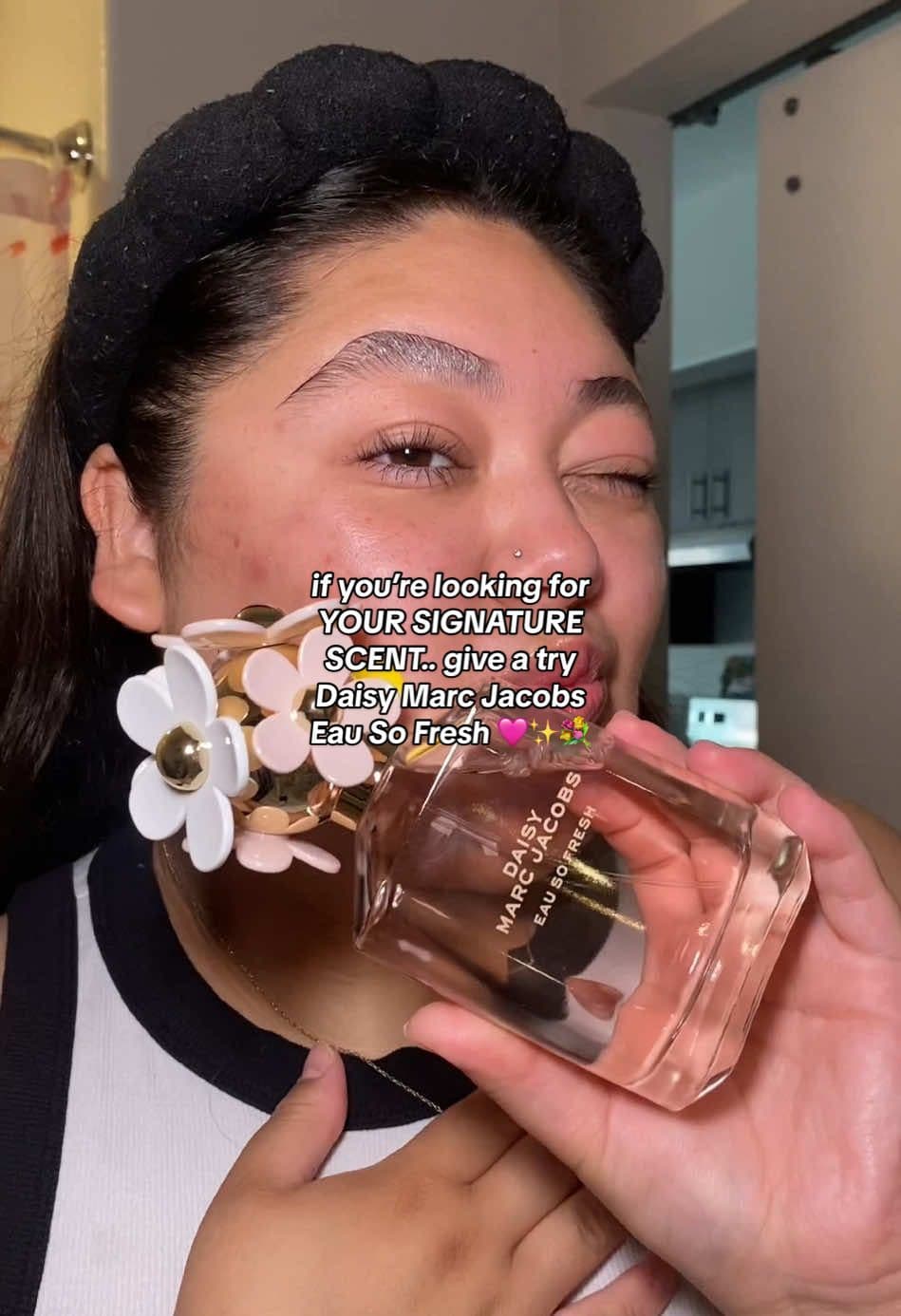 if you’re looking for YOUR SIGNATURE SCENT.. give a try Daisy Marc Jacobs Eau So Fresh 🩷✨💐 head over to Amazon & PICK YOUR DAISY TOO <3 @MarcJacobsFragrances #mjdaisy #pickyourdaisy #gifted #marcjacobsfragrances #perfumetok 