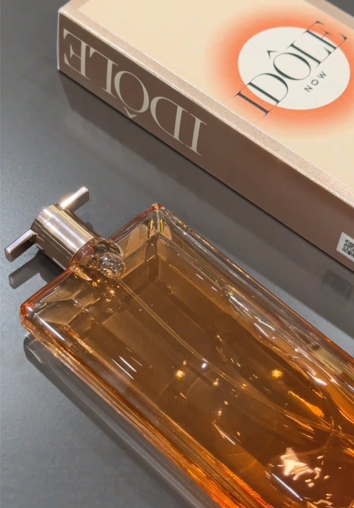 Hoa hồng Isparta bung nở kiêu sa, rực rỡ mà đầy tinh tế. Hoa lan mịn màng, dịu dàng và giàu chiều sâu. Vanilla mềm mại, ngọt ngào và ấm áp. Tất cả hoà quyện, tạo nên một Lancôme Idôle Now hiện đại, tự tin và thanh lịch, chẳng cần khoa trương, mà vẫn tự tin toả sáng. ✨ #lancome #idolenow #idole #unboxing #perfume 