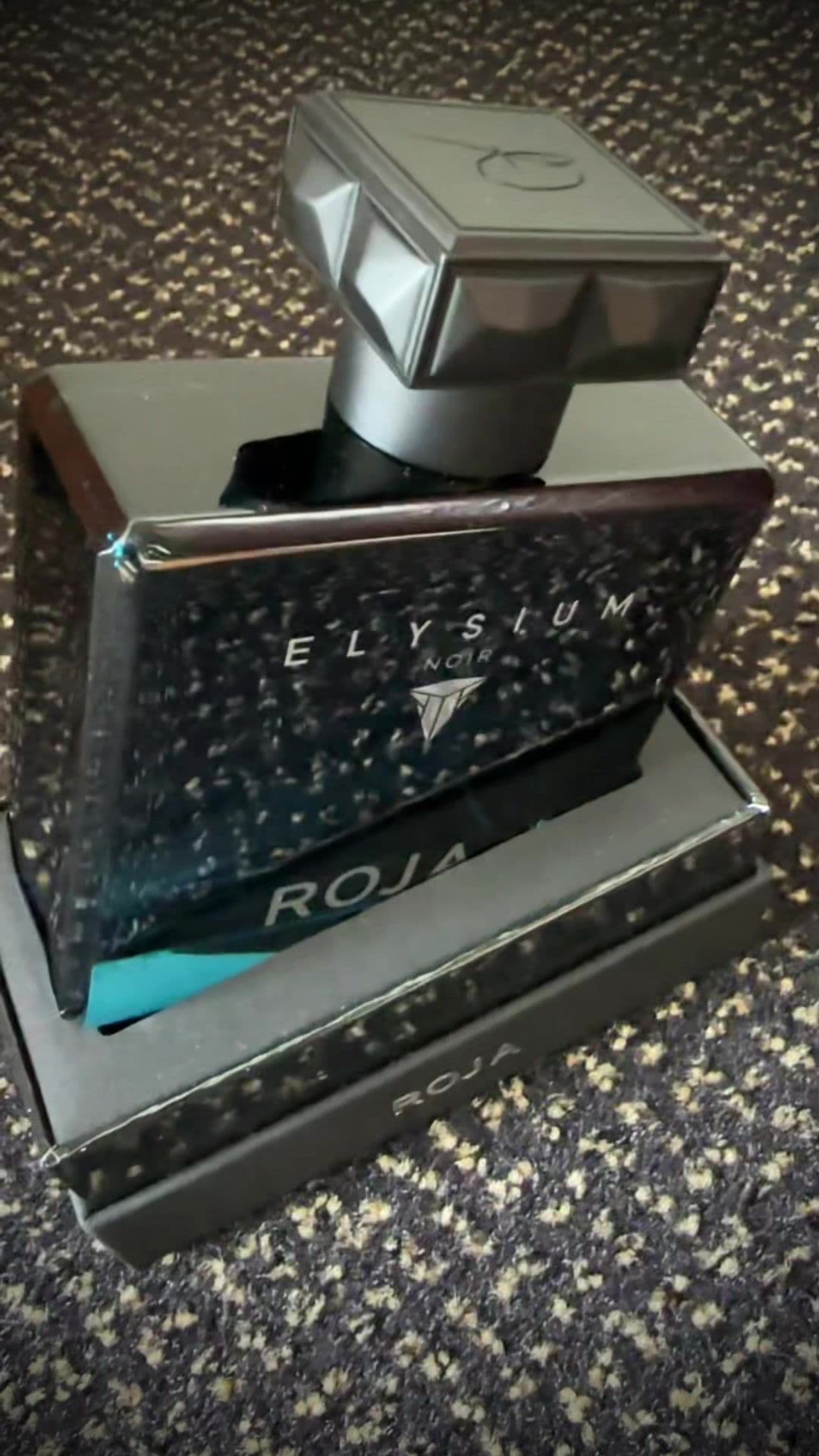 Roja Elysium Noir New 2025 unboxing 🤩                                     🌑🌙.   #NewFragrance #ElysiumNoirN #2025 #nichefragrance#LuxuryVibes @ROJA London                                  • Top Notes: Bergamot, Lemon, Mandarin, Orange, Lavender • Heart Notes: Rose, Blackberry • Base Notes: Juniper Berry, Cypress, Pink Pepper, Cardamon, Cypriol, Frankincense, Patchouli, Sandal Wood, Soft Leather, Ambroxan