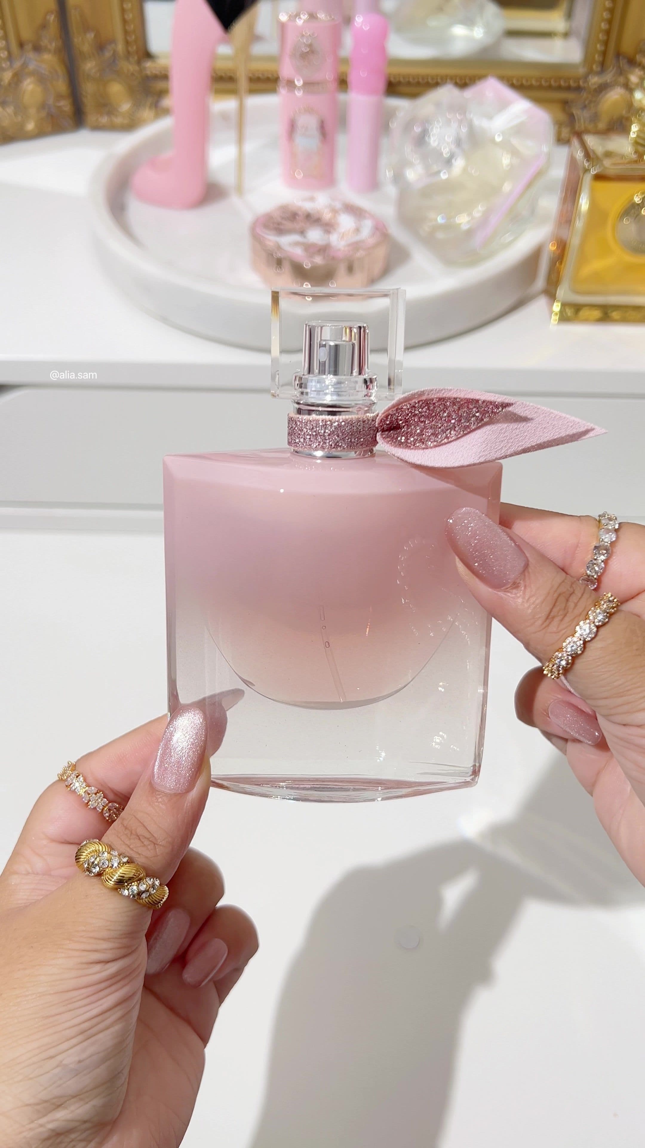 We have a new fragrance in town! @Lancôme La Vie est Belle Vanille Nude is the kind of fragrance that feels like golden light on skin. It opens with radiant solar notes and a gentle touch of jasmine, giving the first impression a warm, sunlit brightness. The opening is airy but not sharp, soft yet full of life, like the comforting glow of morning light. As it moves into the heart, bourbon vanilla takes over, rich and creamy, adding depth without being overly sweet. This vanilla is smooth and elegant, not sugary, but indulgent in a way that feels sophisticated. It becomes the star of the fragrance, wrapping the wearer in a cocoon of warmth that feels both sensual and calming. The dry-down is where the scent becomes truly intimate. White musk and sandalwood melt seamlessly into the skin, leaving behind a velvety, comforting trail. The musk gives it a soft, second-skin quality, while the sandalwood brings creamy smoothness that lingers for hours. Overall, La Vie est Belle Vanille Nude is a more subtle, skin-like interpretation of vanilla. It doesn’t shout, but whispers—elegant, feminine, and quietly addictive. It’s perfect for those who love the idea of vanilla done in a radiant, refined way, something that feels both modern and timeless. AD-PR #lorealistaruk #lorealistarukLVEBVNNotes #lancome #makeup   