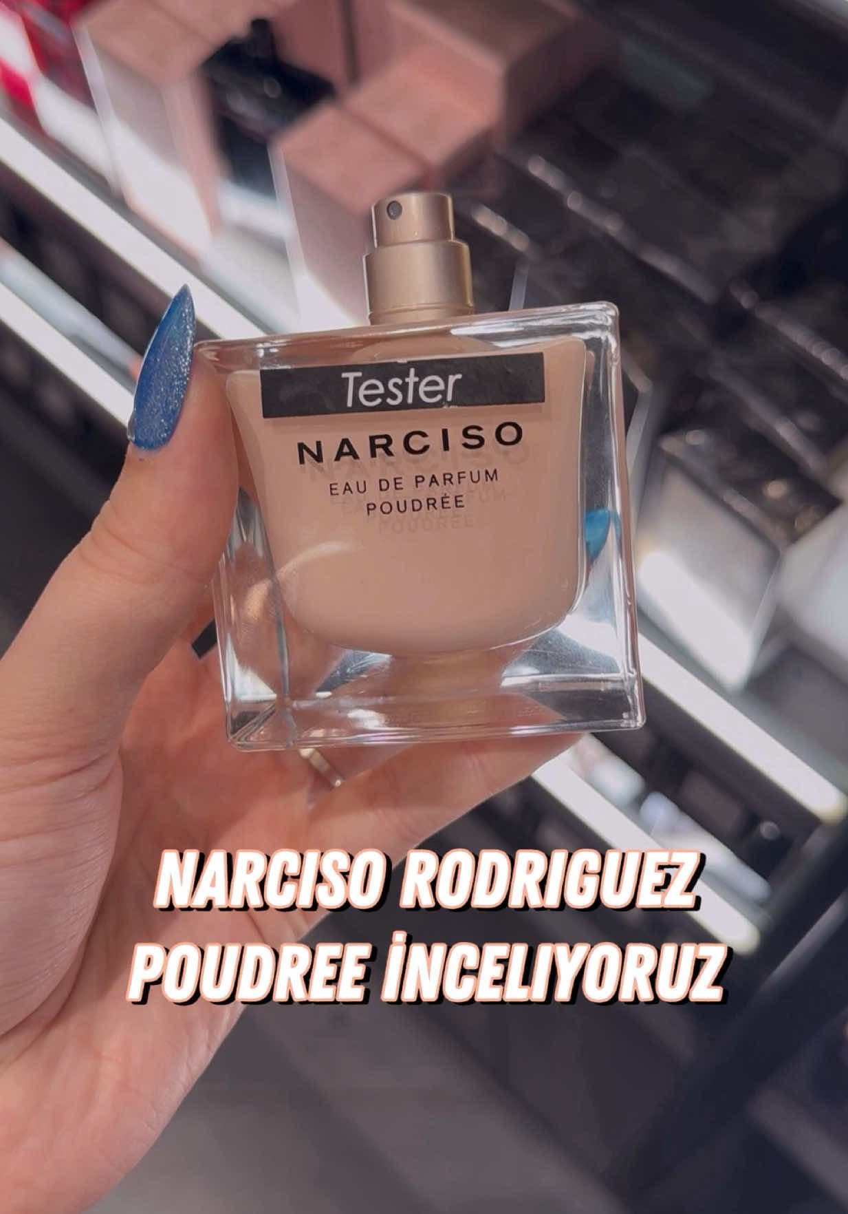 ✨ NARCISO RODRIGUEZ POUDRÉE İNCELEME ✨ (reklam değildir) Poudrée, Narciso Rodriguez’in benim için en özel parfümü 🤍 Markanın niş kalitesinde işlere imza attığının en net göstergelerinden biri. Hem zarif hem de güçlü bir parfüm; feminenliği pudramsı bir incelikle sunuyor. 🌸 Detaylı Notalar • Açılış: Yasemin, Bulgar gülü ve portakal çiçeği ile başlıyor. İlk sıkışta temiz, sofistike ve çiçeksi bir aura veriyor. • Orta notalar: Narciso’nun imza misk dokusu ortaya çıkıyor. Bu bölüm, parfüme yumuşak ama aynı zamanda feminen bir derinlik katıyor. • Kapanış: Kumarin, sedir, vetiver ve paçuli ile sıcak, kremsi ve tenle bütünleşen bir kapanış yapıyor. Bu kısım parfüme uzun ömürlü bir zarafet ekliyor. 🔒 Kalıcılık & Yayılım • Tenimde 9-10 saate kadar rahatlıkla kalıyor. • İlk 2-3 saat yayılımı güçlü; çevrenizdekiler mutlaka fark ediyor. Sonrasında ise daha “second skin” etkisiyle, teninize yakın ama büyüleyici bir iz bırakıyor. 👀 Benim Yorumum Poudrée bana göre markanın en şık ve sofistike parfümü. Pudramsı dokusu herkeste farklı bir zarafet yaratıyor. Kimi için romantik, kimi için seksi ama her durumda çok özel. Benim favorim, çünkü günlük hayatta da, özel anlarda da kendimi daha özgüvenli hissettiriyor. 💰 Fiyat Türkiye’de 100 ml şişesi ortalama 8.000 TL bandında. Designer parfümler arasında yer alsa da kalıcılığı ve kalitesiyle bu fiyatı hak ediyor. ⭐ Puanım: 9/10 Zarif, sofistike, kalıcı ve çok özel bir imza koku. ——— Sizce Narciso’nun en güzel yorumu bu mu, yoksa başka bir favoriniz var mı? 🌸💕 👉 Daha fazla parfüm incelemesi için takip etmeyi unutmayın ✨ #NarcisoRodriguez #NarcisoPoudree #NarcisoForHer #Parfümİncelemesi #ParfümSeverler @sephoraturkiye @sephora  