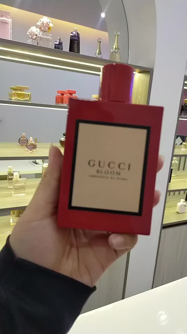 💋 𝙂𝙪𝙘𝙘𝙞 𝘽𝙡𝙤𝙤𝙢 𝘼𝙢𝙗𝙧𝙤𝙨𝙞𝙖 𝙙𝙞 𝙁𝙞𝙤𝙧𝙞  Gucci Bloom Ambrosia di Fiori là phiên bản Ambrosia di Fiori mới nhất 2019 mang màu sắc đỏ nổi bật, được truyền cảm hứng từ những vị thần Hi Lạp.  Với 3 sự kết hợp của hoa nhài, hoa huệ & hoa dạ lý hương. Bản Gucci 2019 “Ambrosia Di Fiori” còn được tăng cường thêm bởi 2 thành phần mới giúp lan toả hương thơm sang trọng, nữ tính, đó chính là hoa diên vỹ và hoa hồng. Thiết kế của Gucci Bloom Ambrosia di Fiori vô cùng sang trọng với chiếc váy màu đỏ quyền lực, được kết hợp trền nền họa tiết cổ điển.