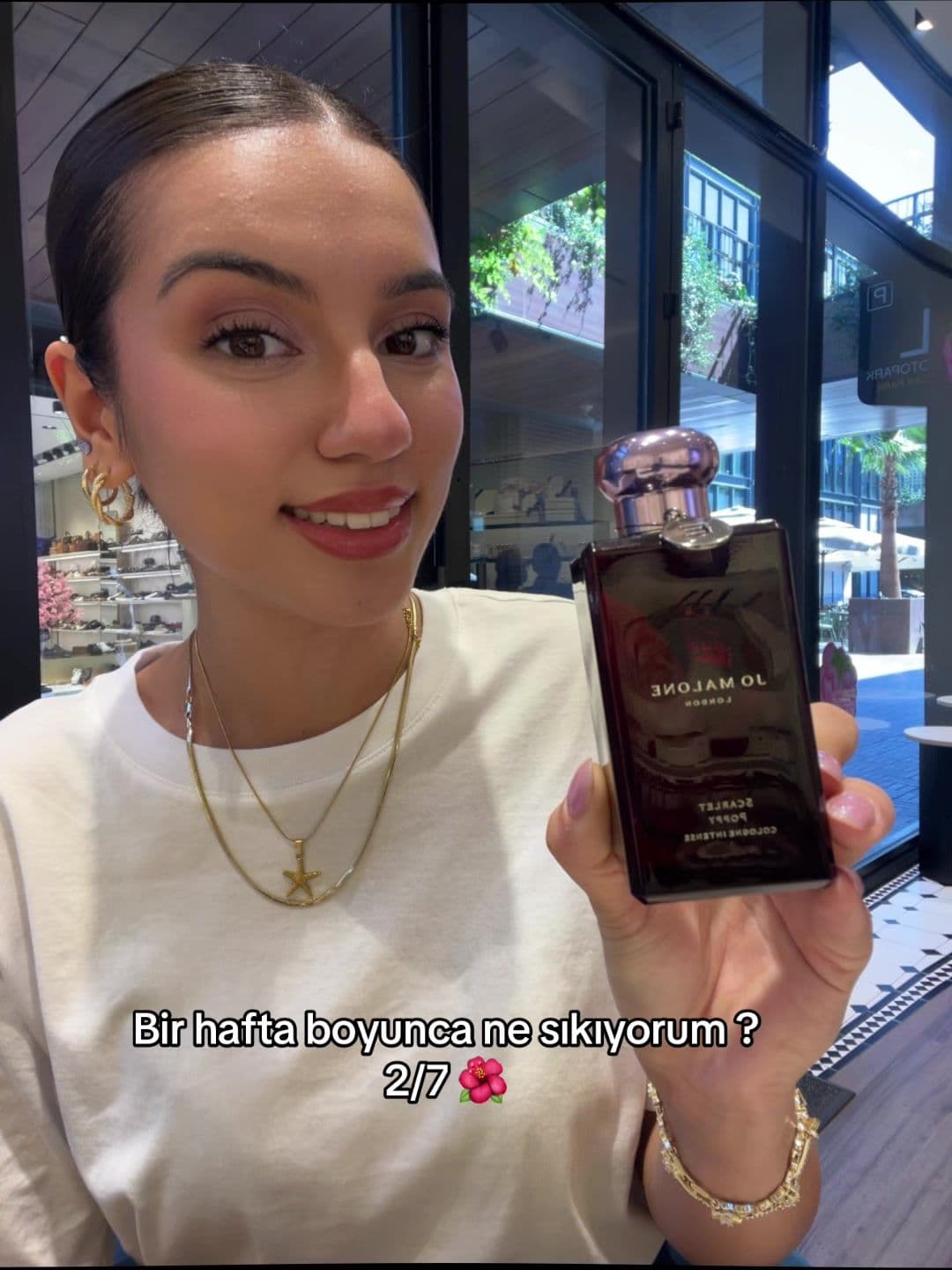Günün kokusu: Scarlet Poppy 🌺 Yoğun, sofistike ve büyüleyici bir koku… Çiçeksi kırmızı gelincik notası, tonka fasulyesinin sıcaklığıyla buluşuyor. ✨ Derin, kremsi ve pudramsı dokusu sayesinde gün boyu etkileyici bir aura bırakıyor. #jomalonelondon  #galataport  #birhaftam #scarletpoppy @kurkcuesra 