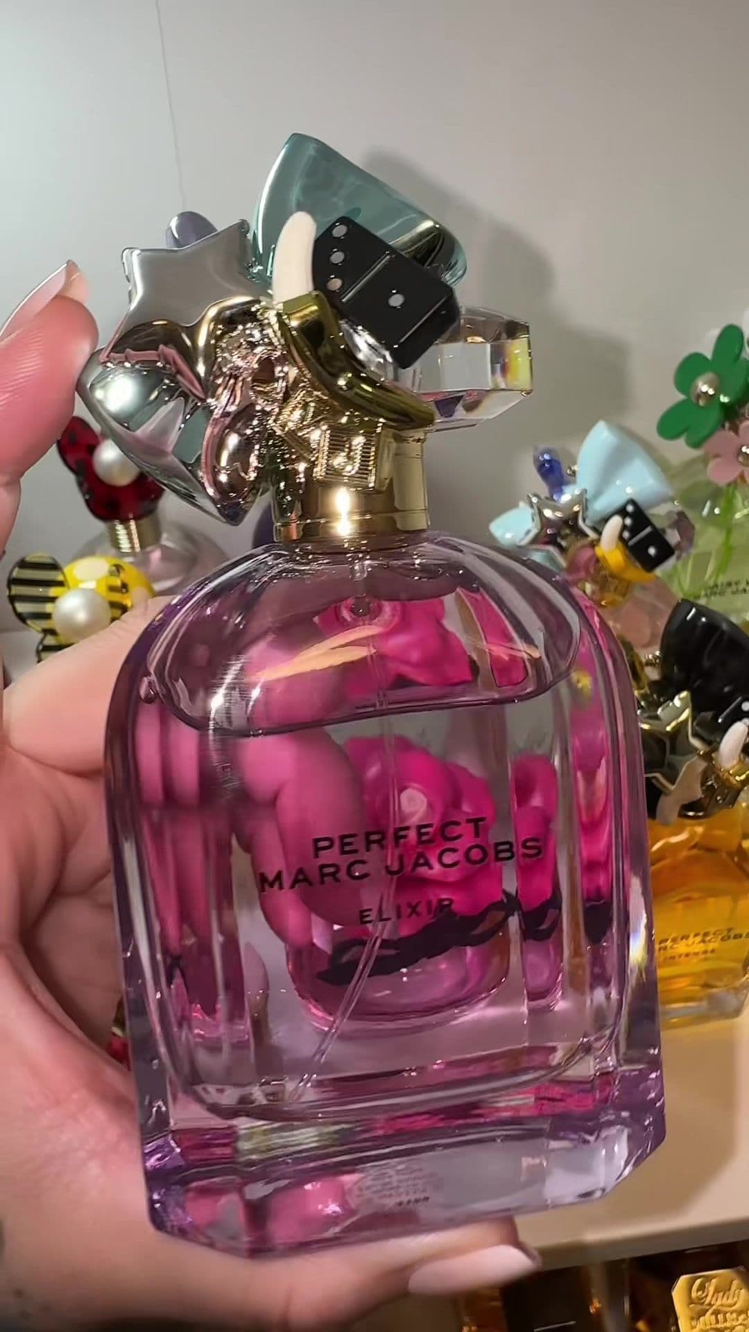 Fragrance notes 📝  Top: Plum, Honey & Rhubarb Middle: Amber & Orange Blossom Base: Vanilla, Resin & Patchouli ✨ Sweet but powerful, soft but unforgettable… this isn’t just a perfume, it’s a mystery 💜 #Marcjacobs #perfume #perfumelovers #perfumetiktok #perfumeobsessed 