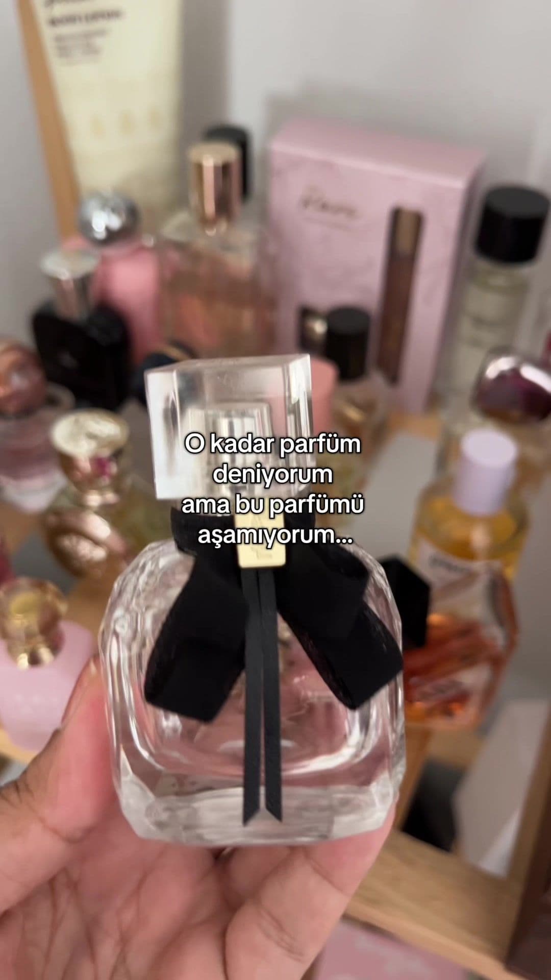 Mon paris benim için çok başka yerlerde… sizin de böyle diğer parfümlerden daha çok beğendiğiniz bir parfüm var mıı? 💘 #parfümönerisi #imzaparfüm #parfümüm #goodscentperfume #günlükparfüm 