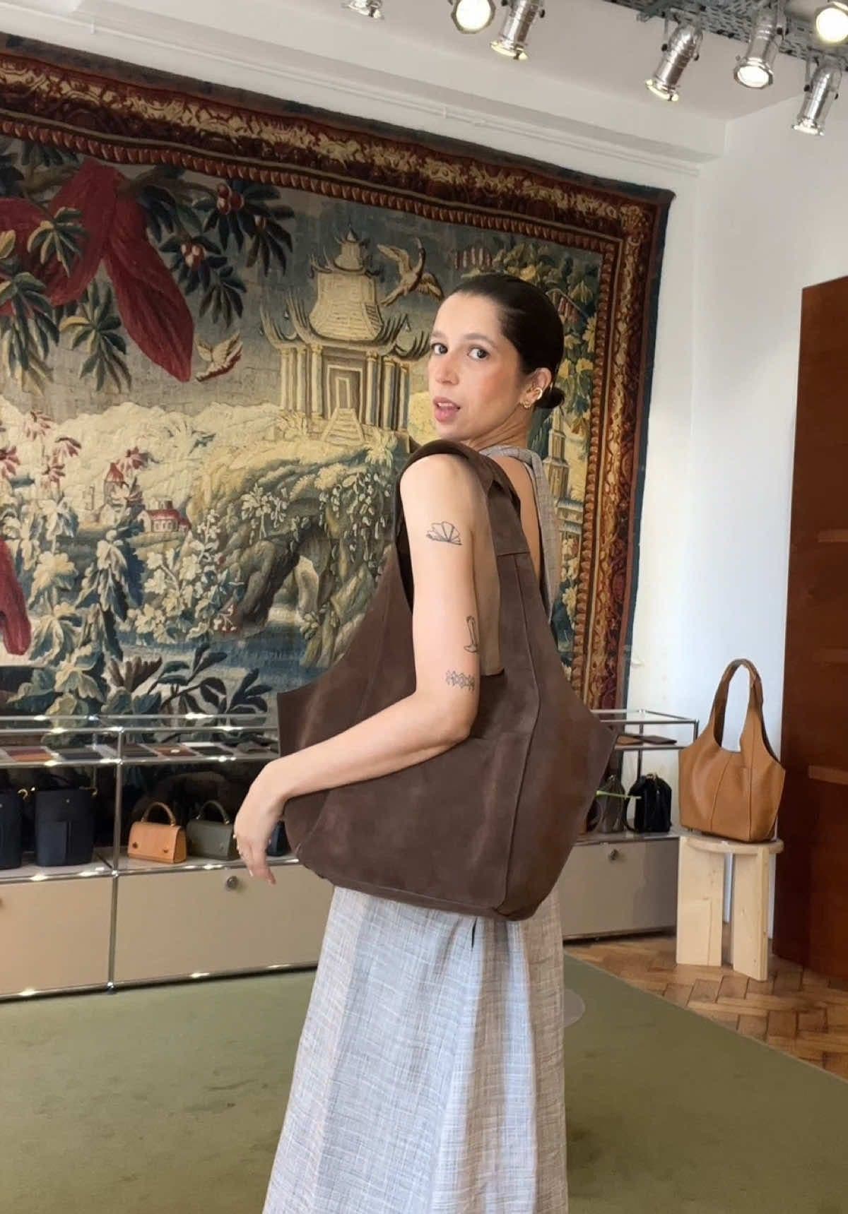 RSVP is a French leather house born in 2015 and located in Le Marais. Bags are crafted in limited editions of 500! . . Produit offert