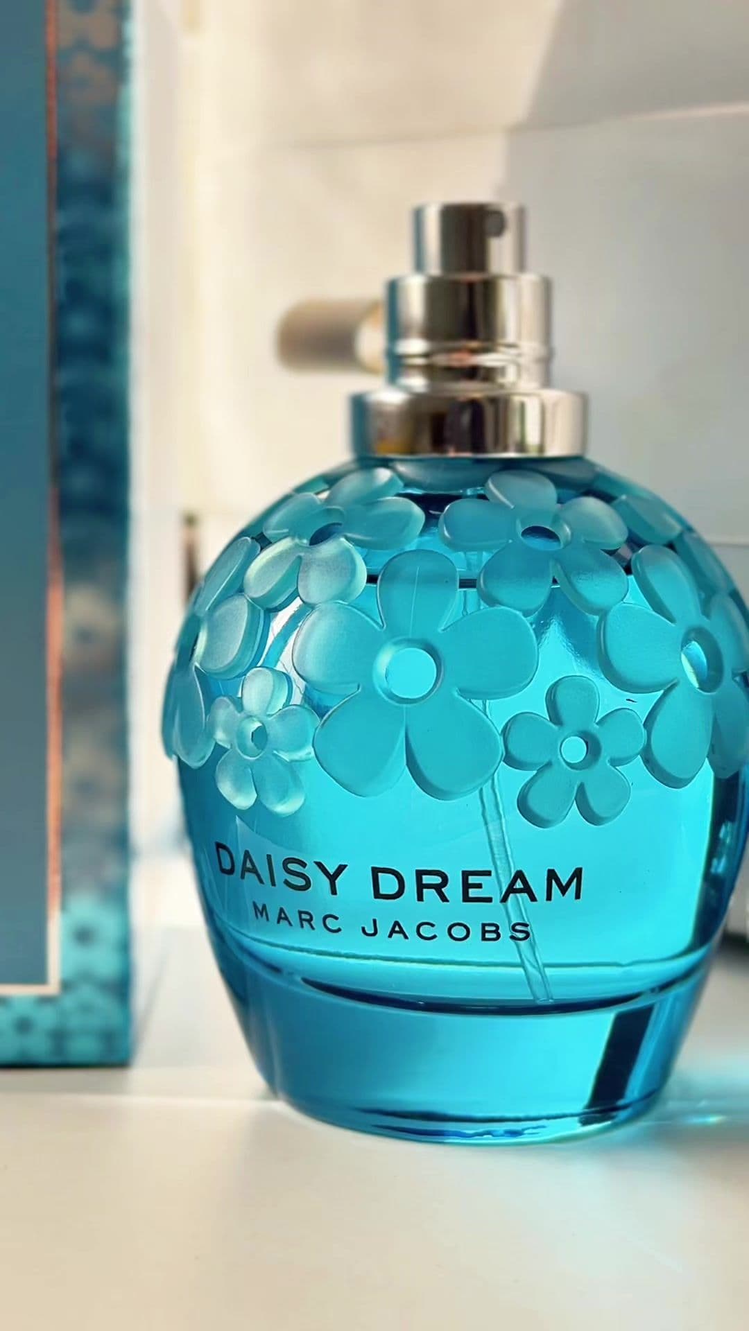 This was a total blind buy — I trusted the notes and took a chance. The moment I opened it, I knew it was a perfect daily scent. Even though it’s autumn, its fresh spring–summer vibe keeps me feeling light and summery all day.  New in: DAISY DREAM Forever | Marc Jacobs @MarcJacobsFragrances  Main Accords: fruity, fresh,  floral, sweet, white floral Notes: blackberry, wisteria, pear, litchi, jasmine, grapefruit  #Perfume #Collection #London #UK #MarcJacobs 