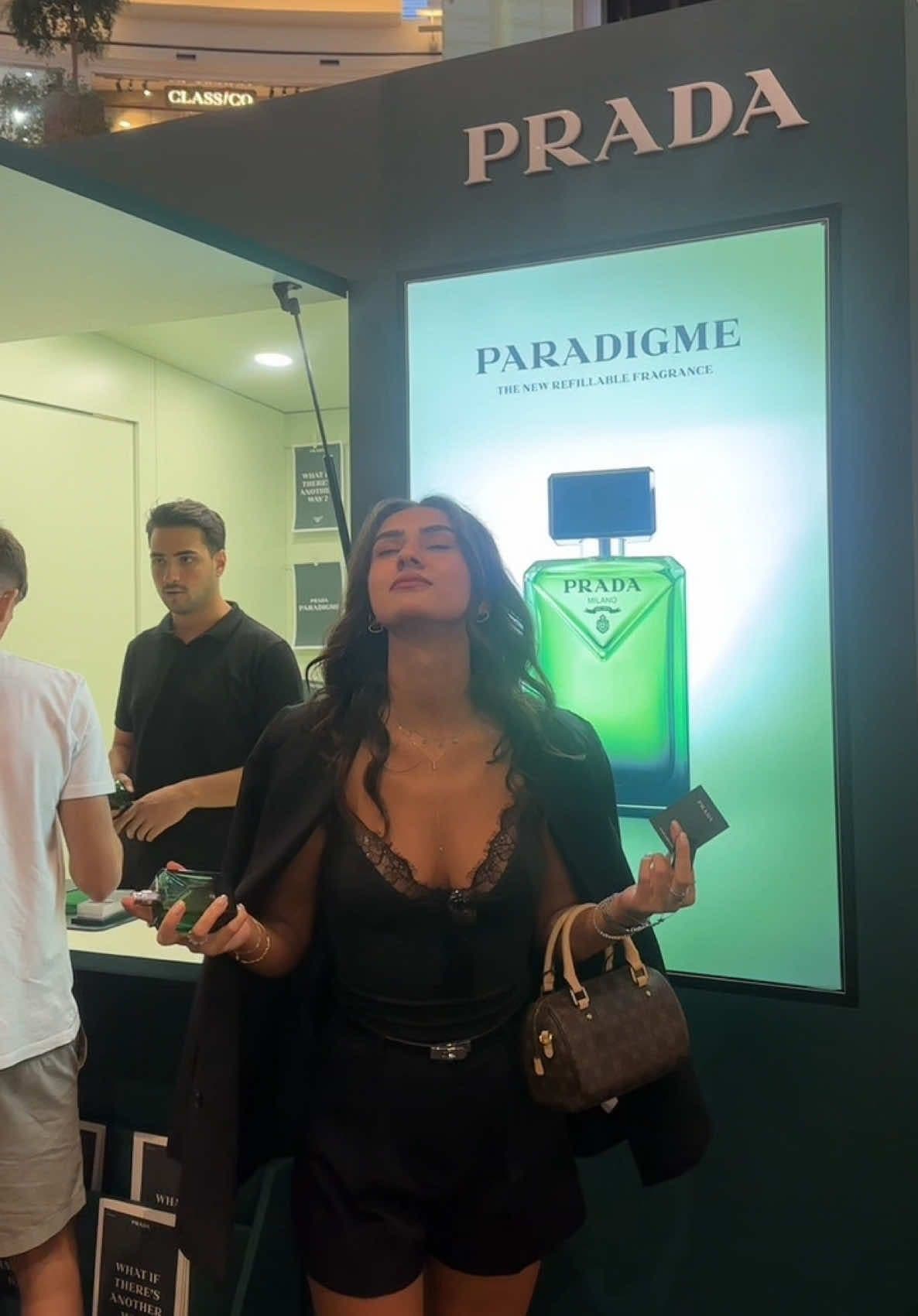 kızlarrr İstinyepark avm de erkek arkadaşlarınızla yeni PRADA PARADIGME parfümünü deneyip, photoboothu kullanarak Paradıgme’nin harika kokusuyla güzel vakit geçirebilirsiniz.  #CapCut #işbirliği #lorealcontentpro #pradafragrances @pradabeauty @L’Oréal ContentPro 