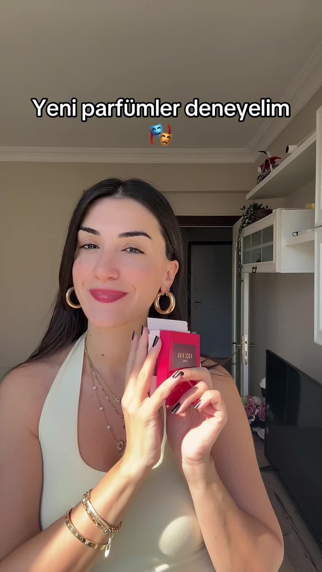 Sabah sabah yemeden içmeden parfüm anlatıyorum😂 *reklam değildir* #parfüminceleme #parfumtiktok #eliesaableparfum #idolenectar #vocevivaintensa  