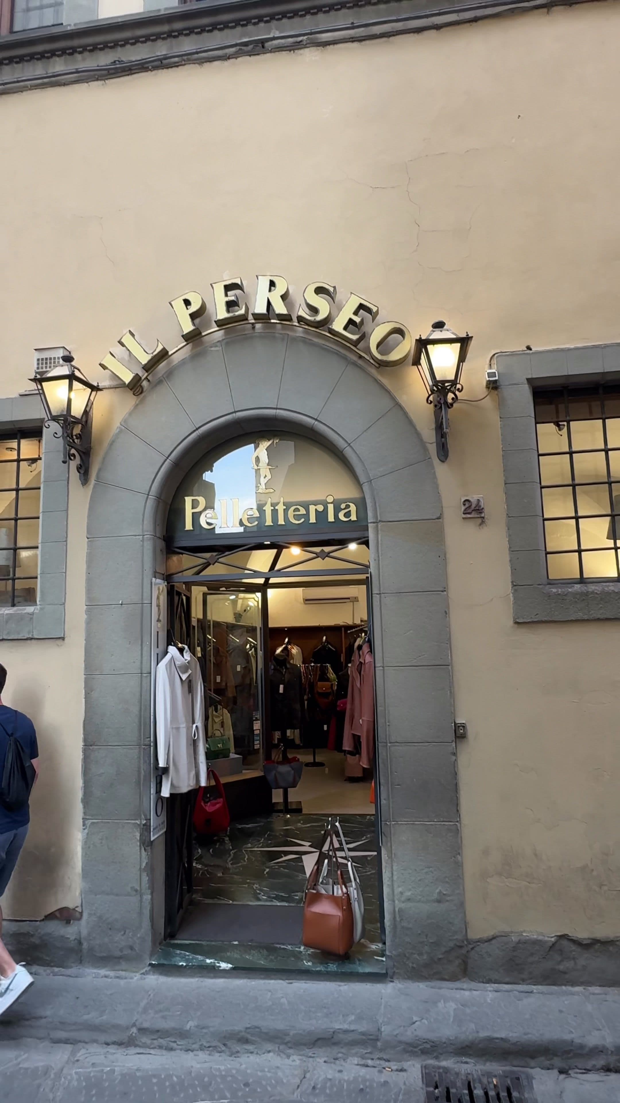 A MUST VISIT! 🇮🇹 📍Il Perseo Palletteria #italy🇮🇹 #florenceitaly #leathergoods #tuscany #leatherbag 