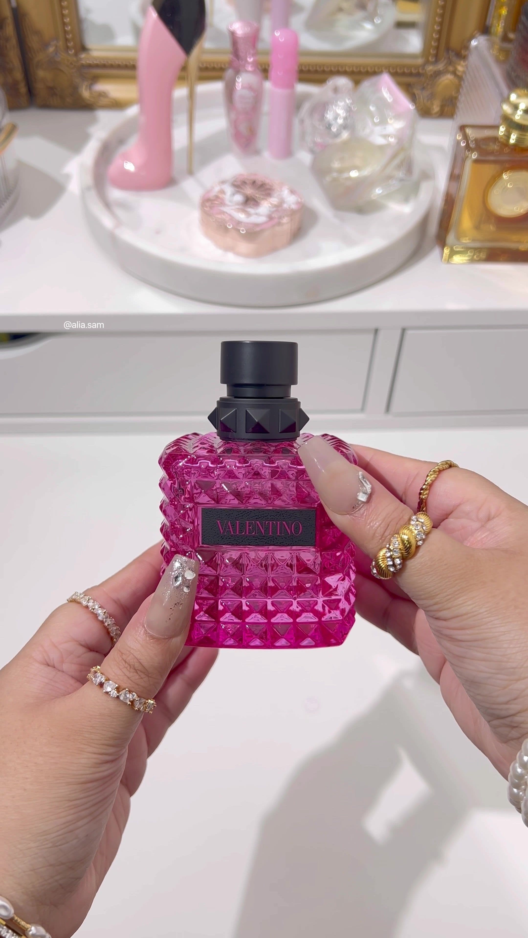@Valentino.Beauty Born in Roma Donna Extradose is love at first sniff! It’s a bold fusion of blackcurrant, rich rum, and an overdose of vanilla. It smells absolutely amazing! 🤩 🩷 Love how intoxicating this scent is. Smells so luxurious! I got so many compliments when I wore this! Also, the packaging 🤩 love this shade of pink!  Top note is Blackcurrant; middle note is Rum; base note is Vanilla. Available to purchase from  @theperfumeshop  ***Please do not repost my content without my permission*** AD-PR #valentino #valentinoborninroma #perfume #valentinoperfume #luxuryperfume 