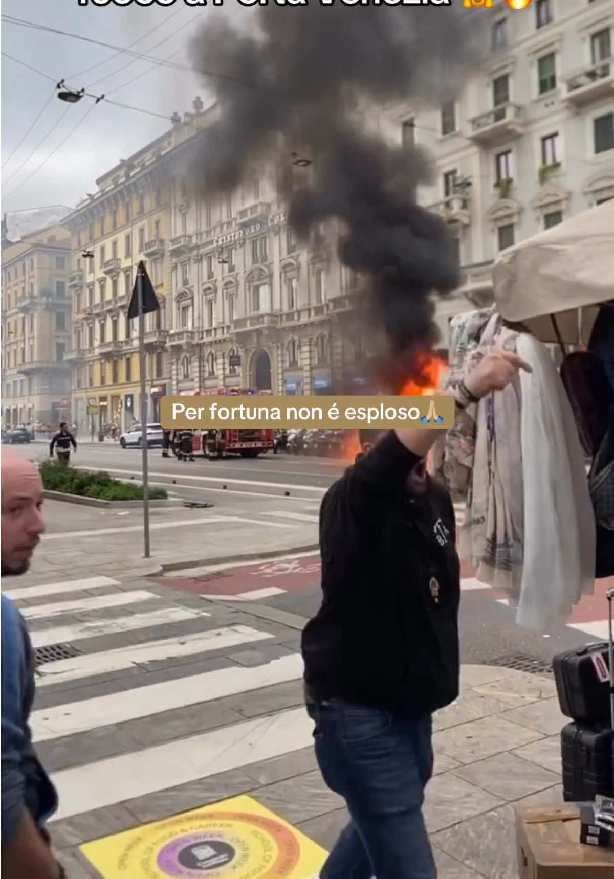 Momenti di #paura questa mattina a #milano : un furgoncino bianco ha preso fuoco in Corso Buenos Aires, a pochi passi dalla metro Porta Venezia. Le fiamme hanno generato una colonna di fumo visibile da lontano e decine di passanti si sono fermati a guardare. Per fortuna nessun ferito 🚒🔥 #news #perteeee #milanofashionweek 