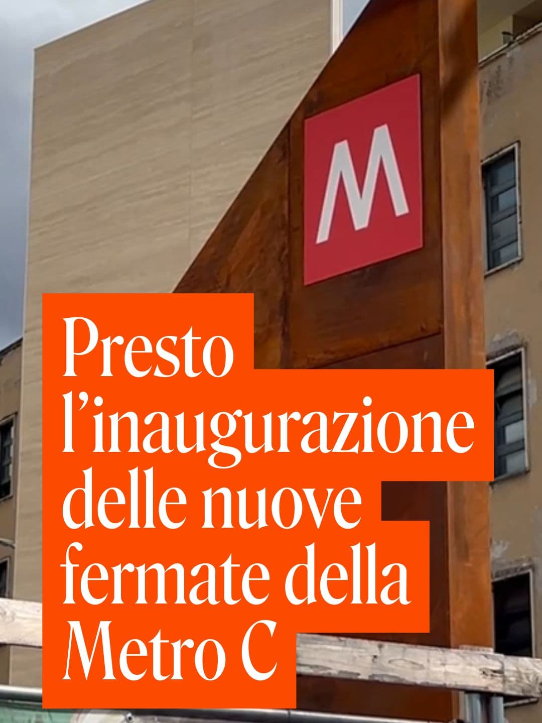 Dopo anni di attesa, c'è una conferma ufficiale sulla data di inaugurazione delle due nuove fermate della Metro C: Colosseo e Porta Metronia. Lo ha annunciato il sindaco Roberto Gualtieri a margine del convegno “Il Giubileo dell’accoglienza e della sicurezza in serenità” alla Lumsa. «Un altro piccolo tassello di una Roma che cambia», ha dichiarato il primo cittadino, sottolineando il valore simbolico della data, a ridosso delle festività natalizie e della chiusura dell’Anno Giubilare. Le due fermate saranno inaugurate come stazioni-museo: un unicum mondiale che unisce mobilità urbana e valorizzazione archeologica, con reperti esposti direttamente negli ambienti sotterranei. Il servizio è di @cami.palladino, l'articolo di @giacomoz04è sul sito www.lacapitale.it #metroc #trasportopubblico #inaugurazione #portametronia #colosseo