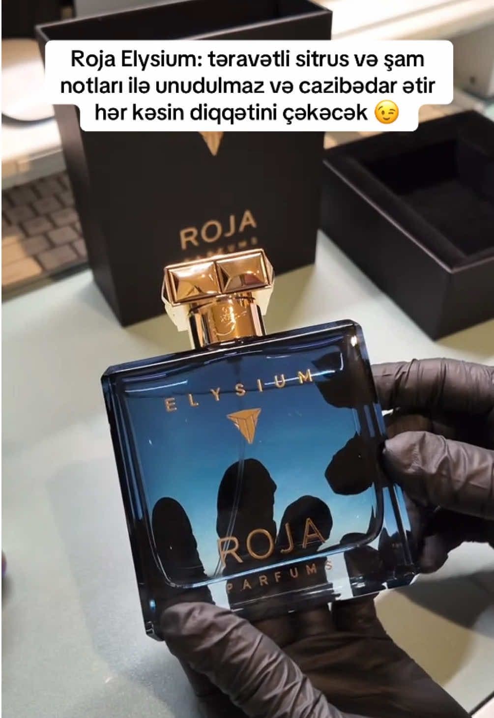 Roja Dove Elysium Pour Homme Parfum Cologne, 2017-ci ildə təqdim olunan bu ətir, müasir kişilər üçün nəzərdə tutulmuş, təravətli və şık bir kompozisiyadır. “Parfum Cologne” seriyasının bir hissəsi olaraq, bu ətir həm Eau de Parfum (EDP) konsentrasiyasının zənginliyini, həm də Eau de Cologne-un yüngüllüyünü birləşdirir.   🧴 Ətirin Tərkibi 	•	Üst notlar: Limon, bergamot, greyfurt, əhəng, lavanda, kəklikotu, Artemisia və misk. 	•	Ürək notları: Lily of the Valley (vadi zanbağı), May Rose (May güülü), Jasmin de Grasse (Grasse yasəməni), alma, qaragilə. 	•	Əsas notlar: Galbanum, çəhrayı istiot, Cypriol, vetiver, şam ağacı, iynəyarpaqlı şam, benzoin, vanil, labdanum, dəri, ambergris və misk.   🌟 Ətirin Xüsusiyyətləri Elysium Pour Homme, təravətli sitrus və ot notlarının açılışı ilə başlayır, ardınca şirin alma və qaragilə notları gəlir. Ətirin əsas hissəsində şam ağacı və çəhrayı istiotun dominantlığı ilə təbii və kişilik dolu bir təəssürat yaranır. #roja #kesfetteyiz #fyp #etir #aromabaku 