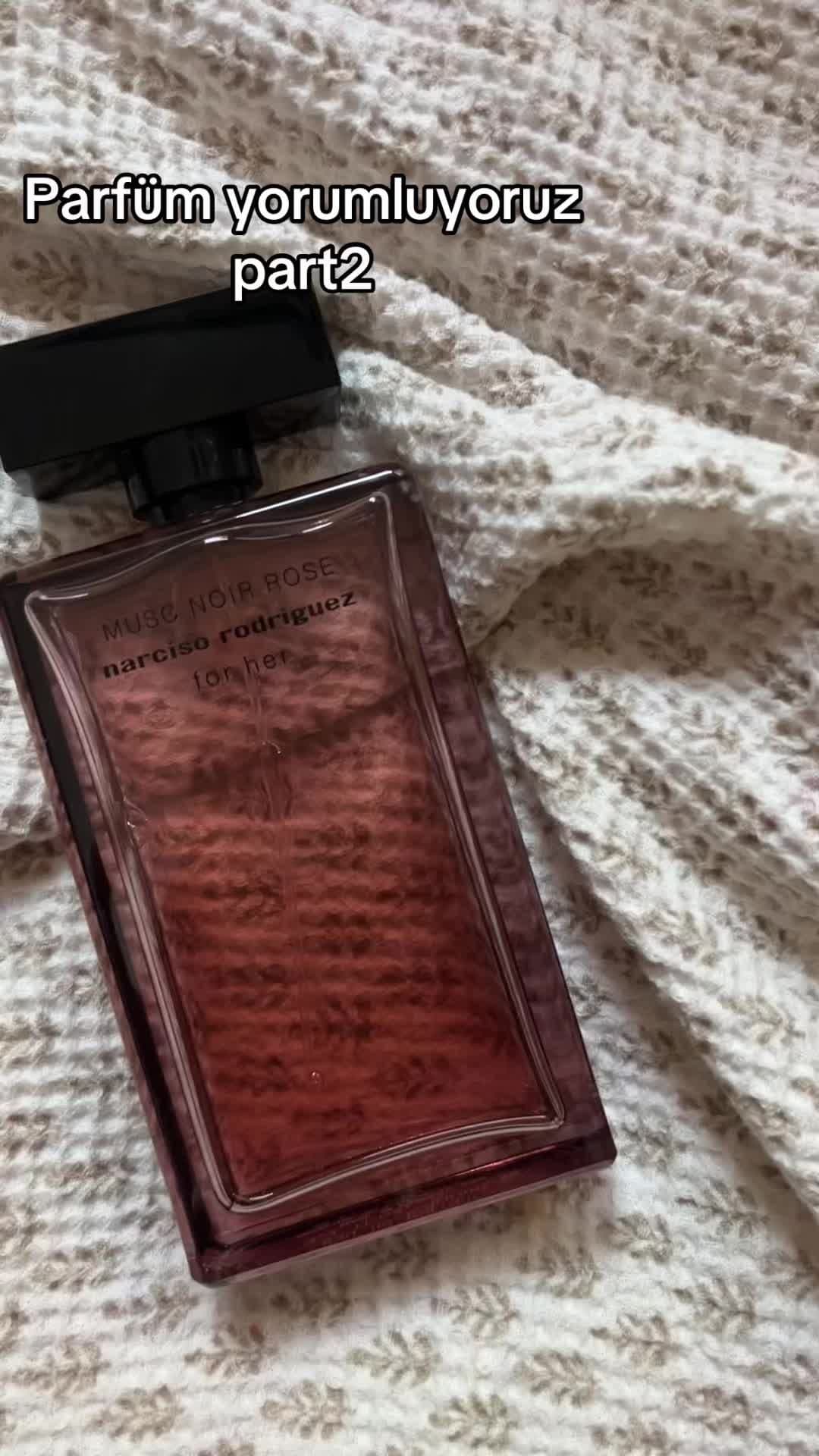 🌹 Narciso Rodriguez Musc Noir Rose 🌹 Bu parfüm tam feminen ve zarif bir koku isteyenlere göre. İlk sıkıldığında hafif ferah ve enerjik başlıyor, biraz zaman geçince gülle romantik bir hava veriyor. Günlük hayatta da özel akşamlarda da kullanılabiliyor. Özellikle sonbahar-kış aylarına çok yakışıyor. Kalıcılığı gayet iyi, tende saatlerce kalıyor. @narcisorodriguezparfums  Reklam değil  #parfüm #fyppppppppppppppppppppppp #keşfet #güzellik #öneri 