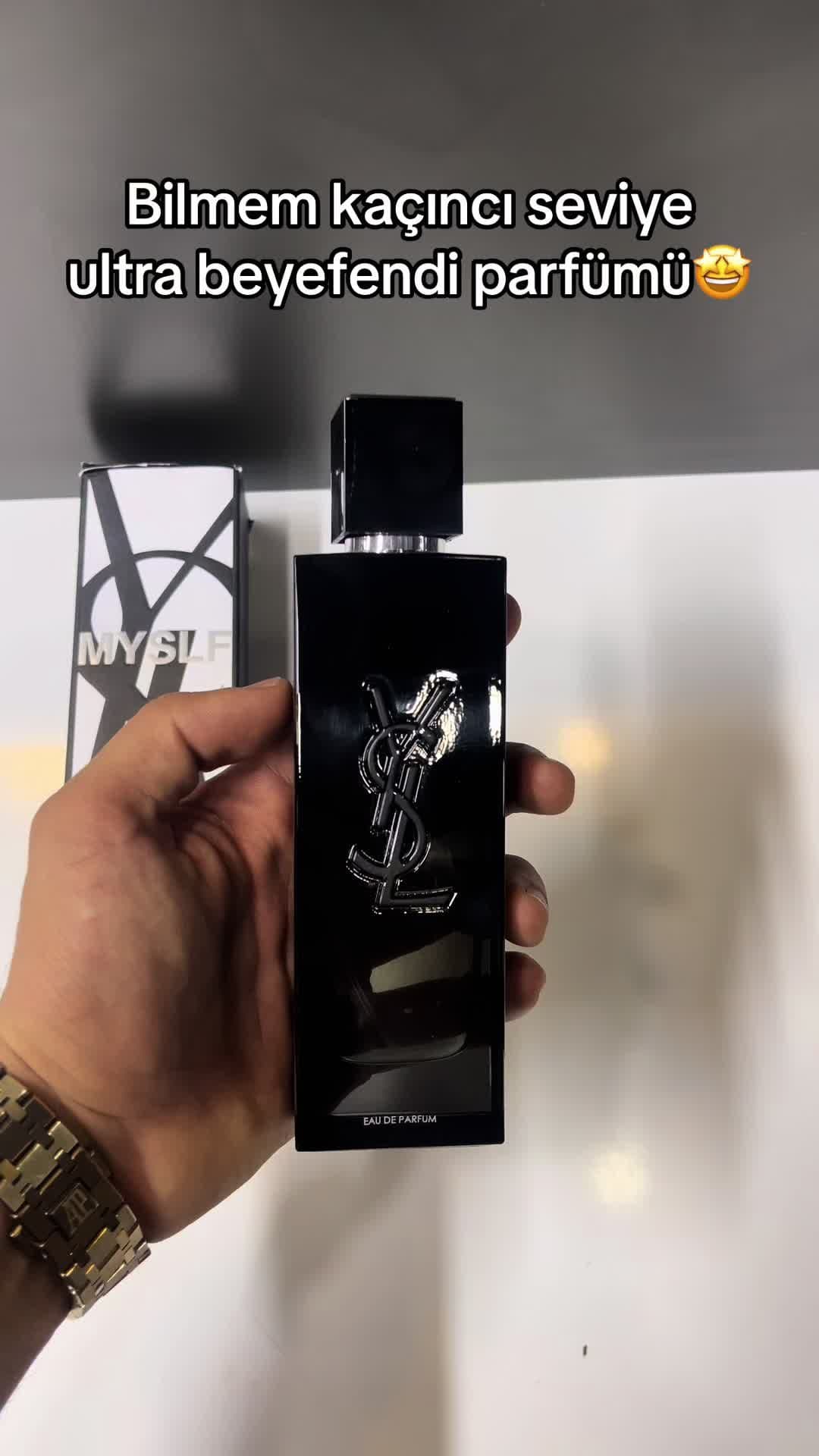 YSL MySelf, şıklığıyla “ben buradayım” derken abartıya kaçmayan, ferah açılışıyla dikkat çeken, çiçeksi-yeşil kalbiyle zarifleşen ve odunsu-tatlı dokunuşuyla sıcak bir iz bırakan bir parfüm; kısacası gündüz ofiste takım elbiseyle de, akşam dostlarla kahve içerken de aynı özgüvenle eşlik eden çok yönlü bir imza kokusu. #fragrance #keşfet #parfüm #tiktok #erkek 