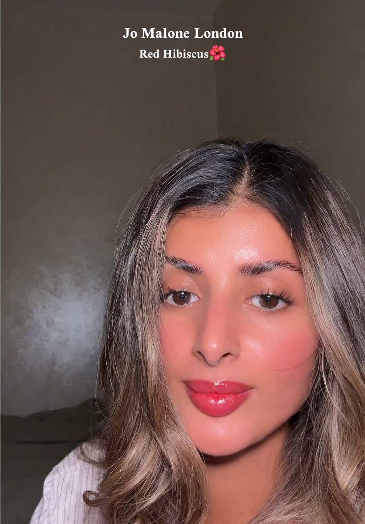 احب ريحته لان معاه نفس الورده الي موجوده في عطري المفضل حق دبتيك ylang ylang  مع ريحه العطر الاساسيه الي هي ورده الكركرديه 🌊🦢 - is a vibrant and exotic floral fragrance that captures the warmth of tropical sunshine.  At its heart lies the radiant red hibiscus flower, enveloped by soft touches of jasmine sambac and ylang-ylang.  A base of creamy vanilla and sensual amber adds depth and smoothness, creating a scent that feels both luminous and sophisticated. @Jo Malone London  #drcoconut🥥🌴  #greece  #greek #اكسبلورررررررررررررررررررر #fyyyyyyyyyyyyyyyy  *Ad