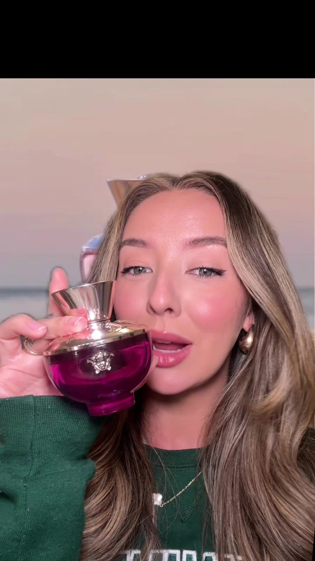 Je ne peux plus attendre 🥹💖 . @VERSACE  . #magiefondvert #dylanpurple #parfum 