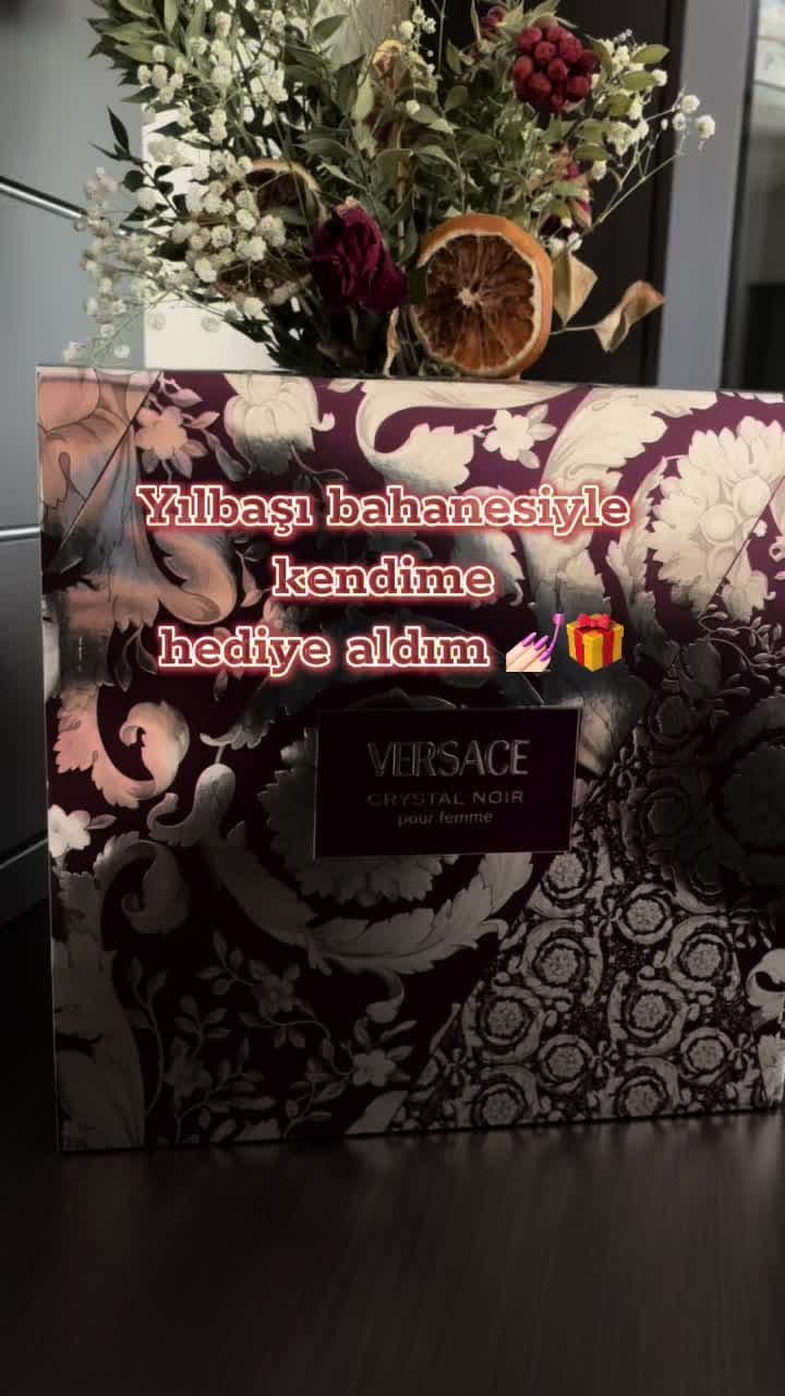 Versace 🥹🫠🫠#versace #yılbaşı #cyrstalnoir #versacecrystalnoir #parfüm Reklam İşbirliği değildir kendim aldım