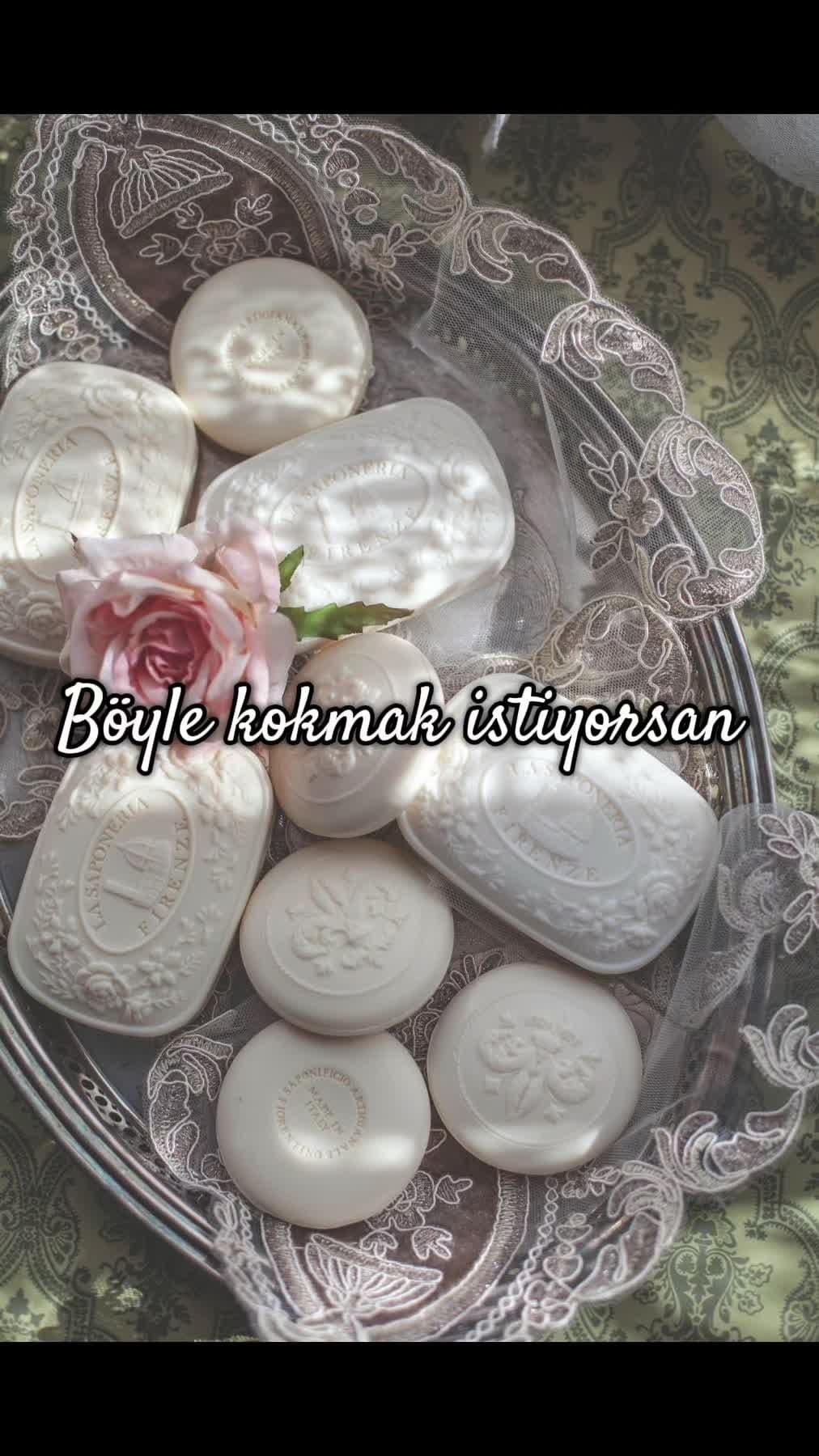 Lust in Paradise 🌸💐🫧 Hailey Bieber’ın en sevdiği parfümlerden biri 🩷 Şakayık buketi, pudra ve sabunsu kokuyor yani missss kendimi duştan yeni çıkmış bakımlarını yapmış bir clean girl gibi hissediyorum çok genç bir koku 💖 Delina’nın daha taze ve genç versiyonu gibi hissettiriyor @Tutaste reklam değil kendim aldım #haileybieberperfume #lustinparadise #keşfettt #seniniçin #fpyツ 