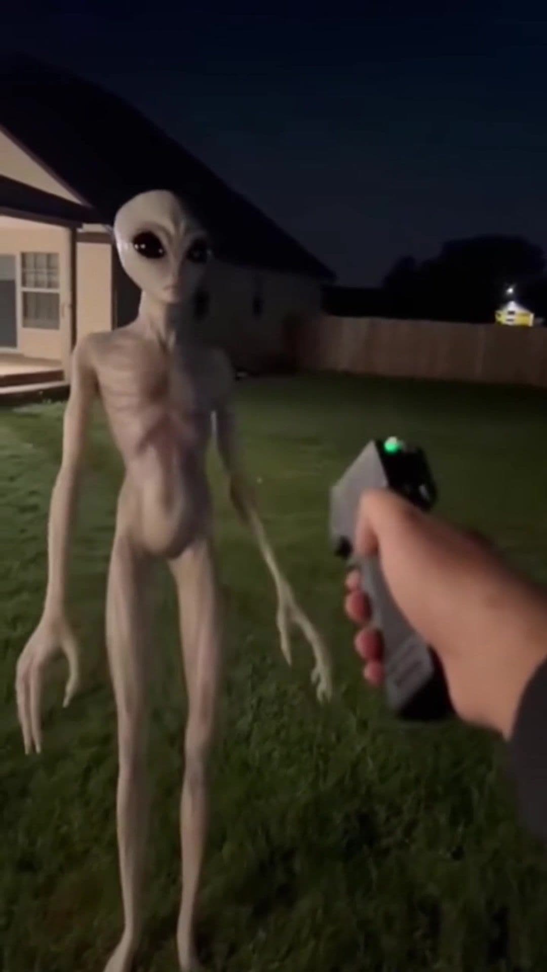 Something Non-Human in the Backyard — Full Footage #UFO #UFOs #alien #aliens #ovni 