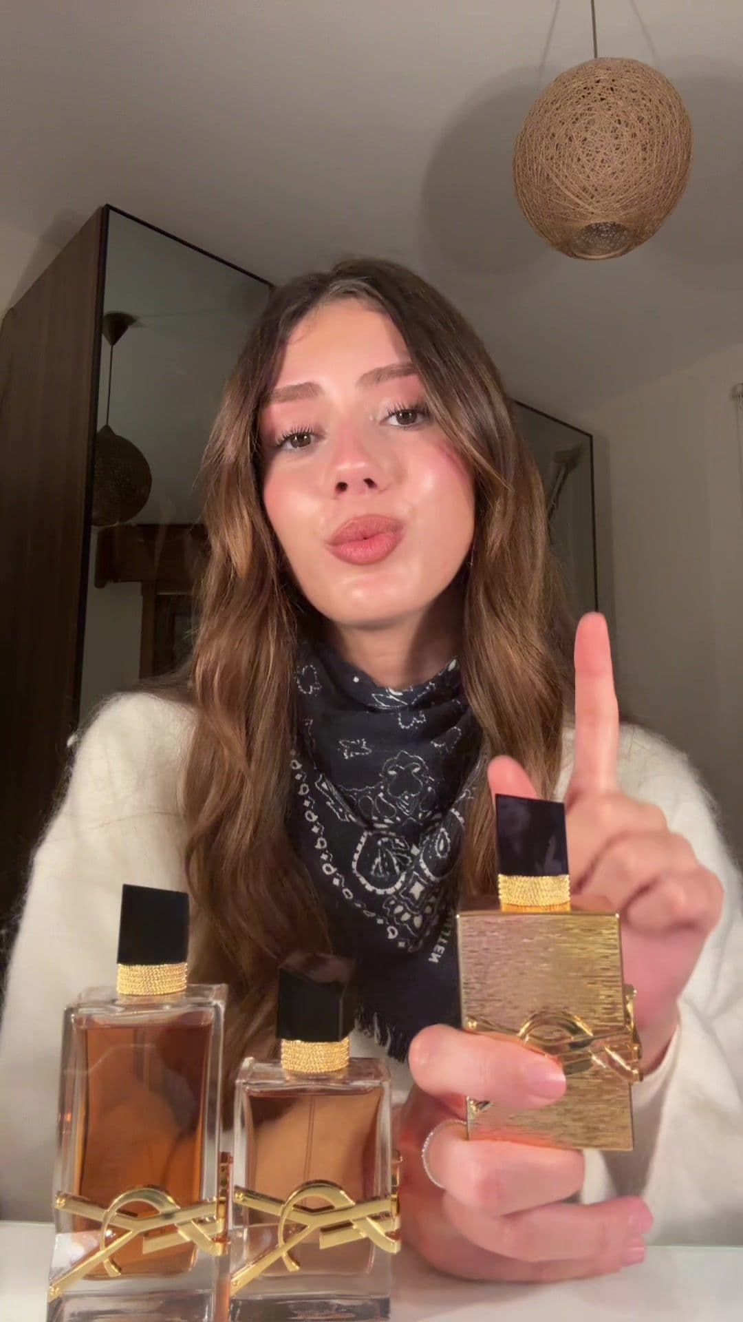 iki kokuda da ikinci şişemdeyim siz de düşünüyorsanız kesinlikle çok güzel bir koku🤍 *reklam değil #libre #libreflowersandflames #yslbeauty #parfüm 