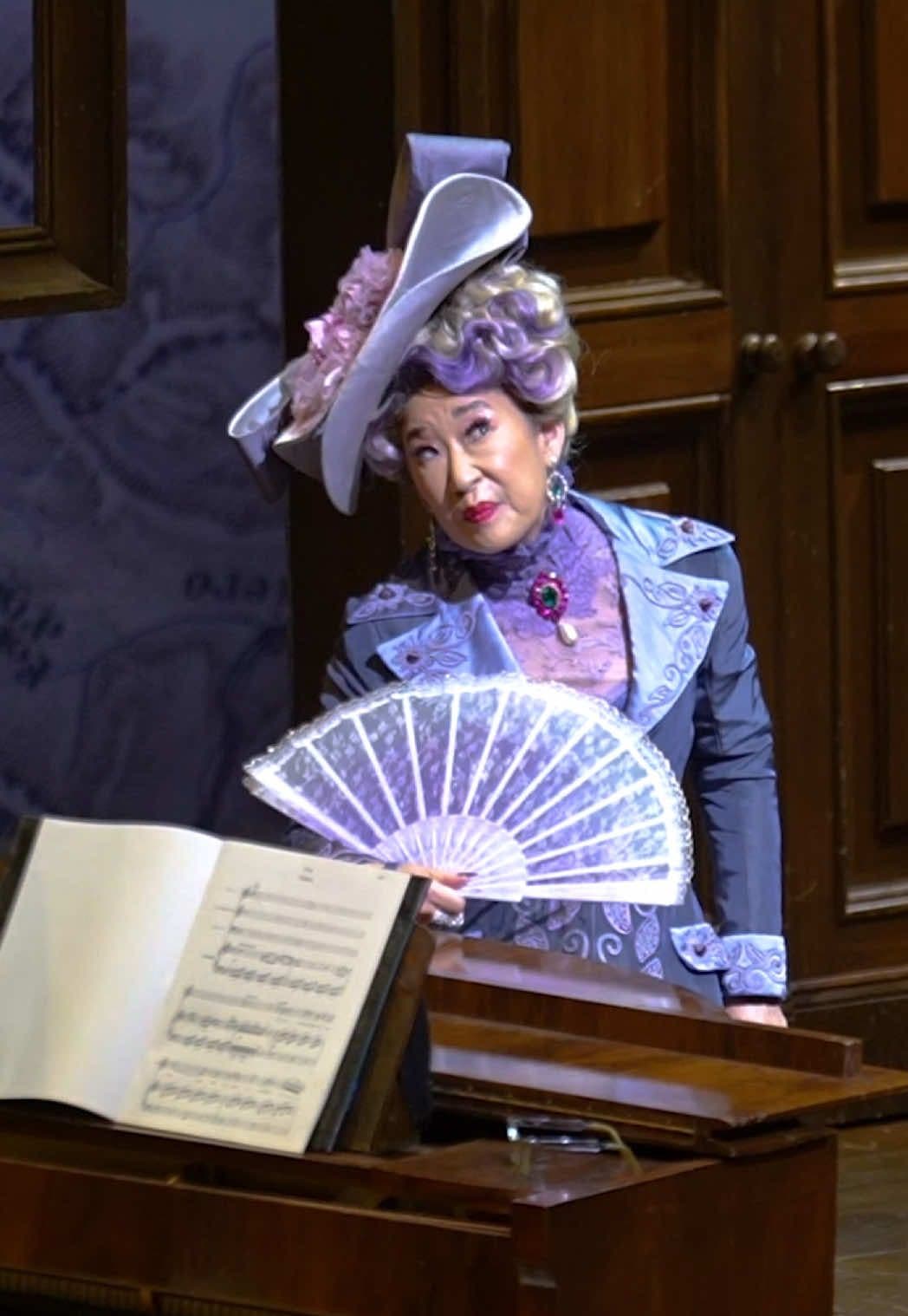 Maestro, please!👀 Sandra Oh is bringing down the house as the Duchess of Krakenthorp in Donizetti’s La Fille du Régiment. La Fille du Régiment (The Daughter of the Regiment) is on stage through November 12.  🎟️Buy your tickets on the Met Opera app or at the link in our bio. Videography by Matthew Carlson / Met Opera #MetOpera #Theater #Opera #SandraOh #Comedy