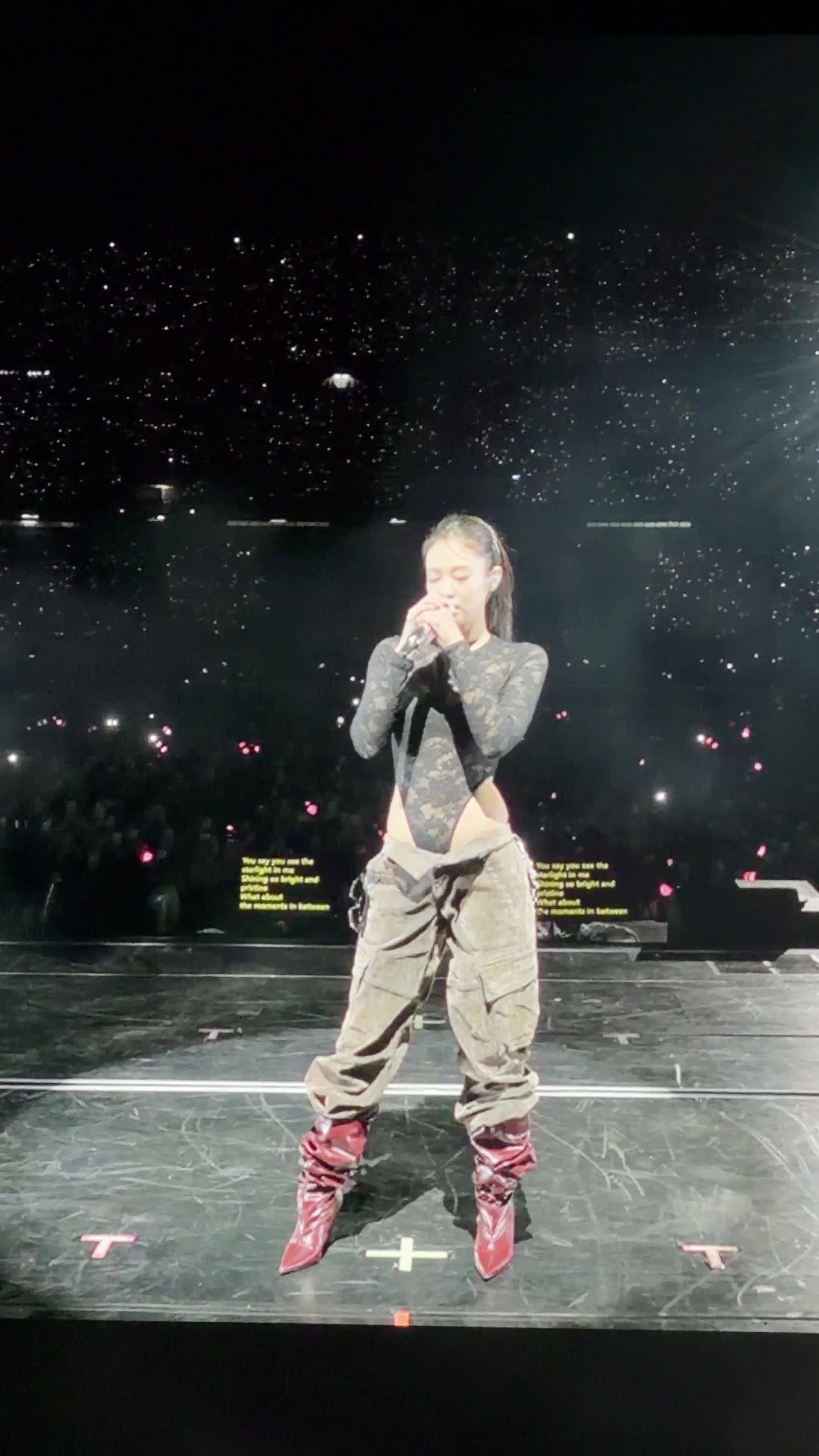 JENNIE used to say that Starlight is a song that fans will understand best. Now I believe that everyone will be able to experience it in the best way after watching Jenny perform this song. Every moment that is conveyed spells the audience. The vocals are tight through the microphone, it's very touching. JENNIE is very good. #JENNIE #BLACKPINK  #DEADLINE_IN_BANGKOK #BLACKPINK_DEADLINE #DEADLINE 