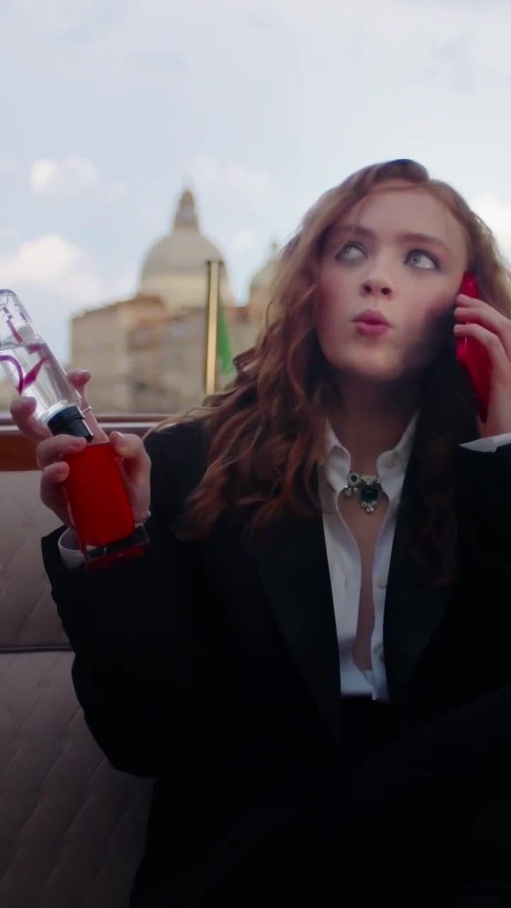 Stop scrolling. Sadie Sink’s fragrance ritual is the subtle flex you need to see. #Armanibeauty #ArmaniSi #SiPassione #Fragrance #SadieSink 