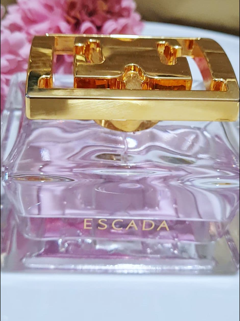 Escada Especially women's Fragrance from the design house of Escada, described as delicious, luxurious and purely feminine. The sophisticated and velvety soft compositions is built around sparkling rose agreement. Rose, dewy and fresh, occupies the heart of the fragrance, mixed with watery accords of morning dew and sensual ylang-ylang flowers. Top notes of pear and ambrette seed also contribute to its freshness, while developing into the background of light musky tones. Scent Description: Floral, fresh, light  Base Note: Musk Top Notes: Pear, Ambrette Mid Notes: Rose, Ylang Ylang, Watery Facet #designerfragrance  #escada  #eaudeparfum  #womensfragrance  #forher  @Escada Fragrances 