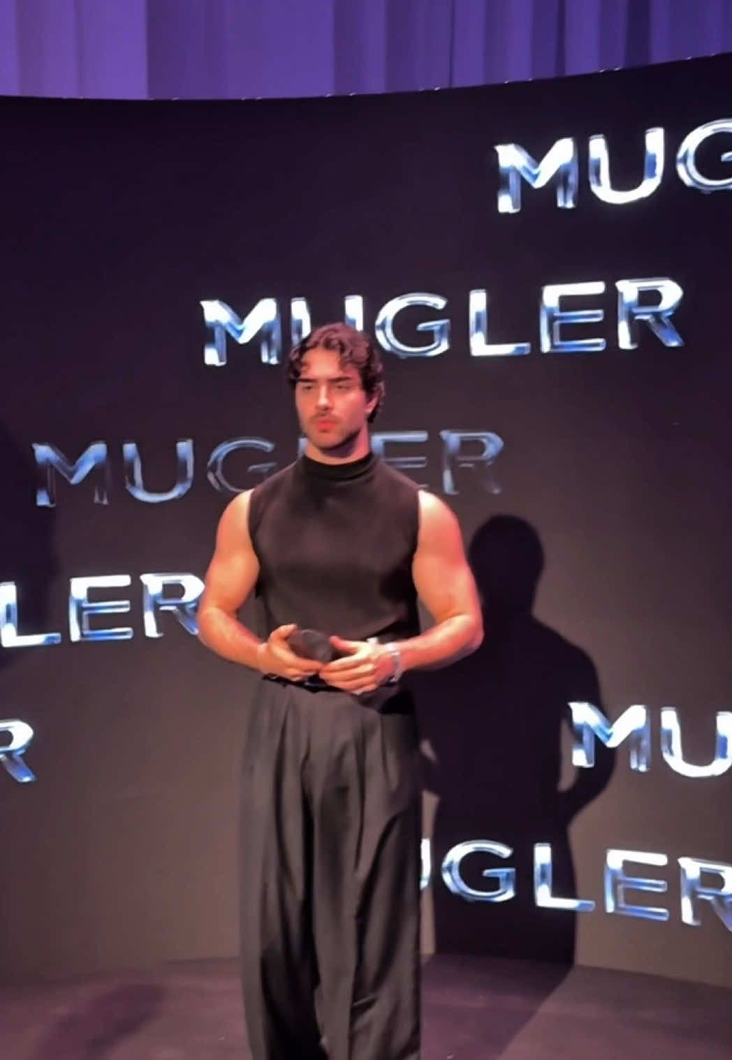 Otro día oliendo bien en la oficina  #AngelStellar #NewFragrance @Mugler 