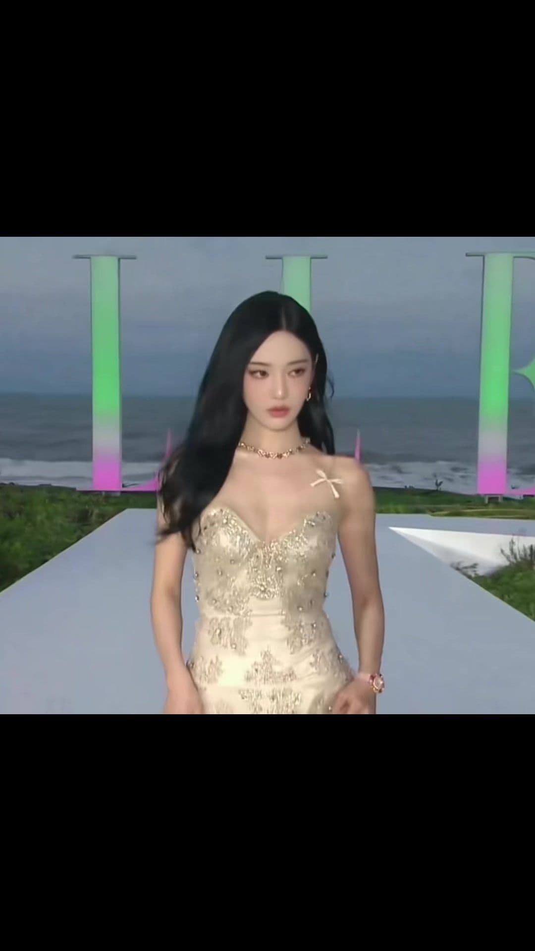 Ningning walks at Elle China 80th Anniversary Style Awards 2025.  NINGNING LIGHTS UP ELLE GALA #aespa #ningning #fyp #ningningaespa #닝닝 