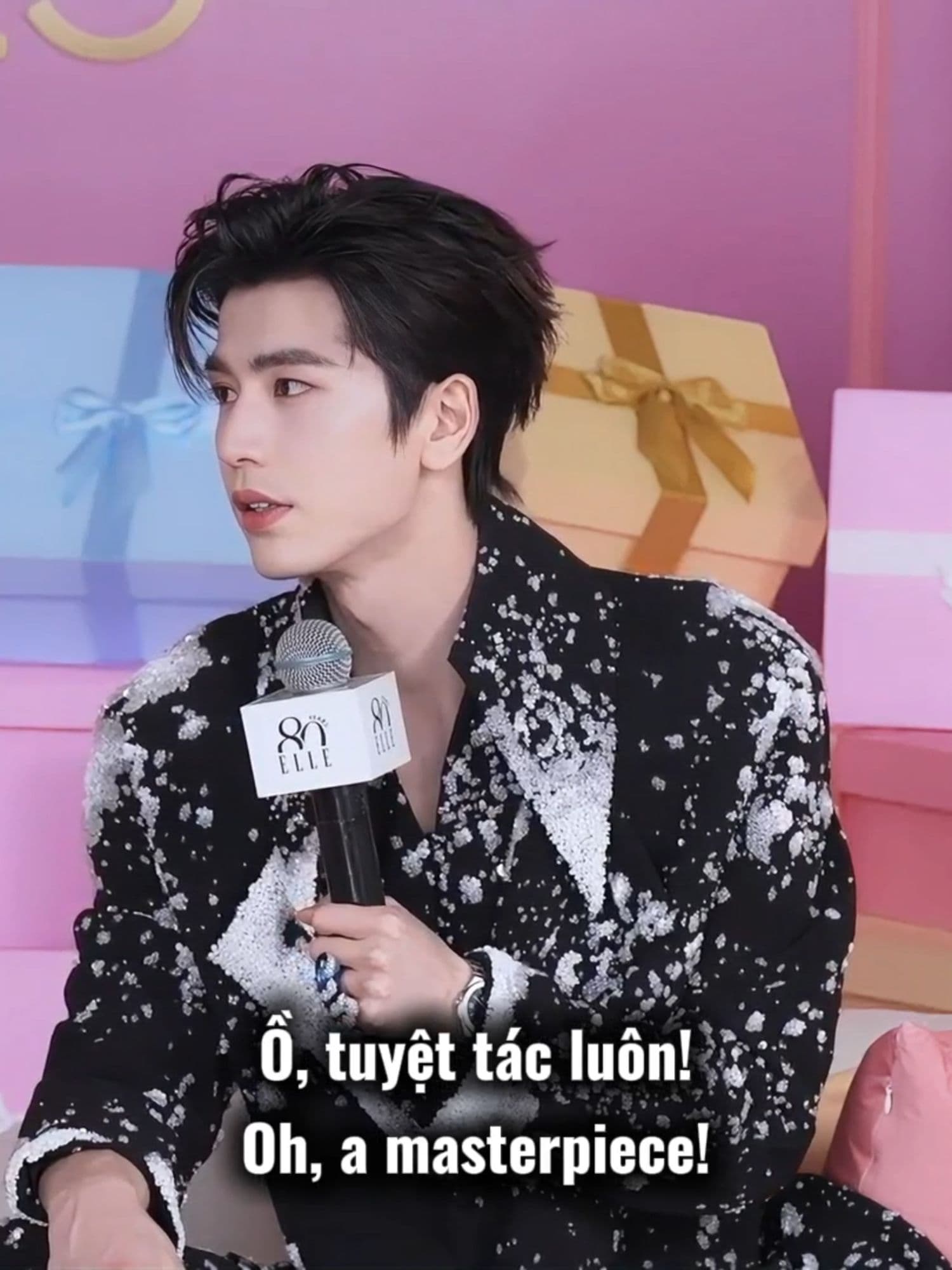 [ENG - VIETSUB] 28.10.25 | Toàn bộ phỏng vấn Trương Lăng Hách tại sự kiện kỷ niệm 80 năm ELLE Zhang Ling He — Full Interview at the ELLE 80th Anniversary Event _____ Q: Bạn chọn mỗi ngày ngủ đủ 8 tiếng nhưng chỉ được ăn rau luộc, hay mỗi ngày chỉ ngủ 3 tiếng nhưng ăn mọi thứ ngon trên đời? A: Tôi chọn ngủ. Trong quan niệm của tôi, ngủ quan trọng hơn ăn rất nhiều. Q: Would you choose 8 hours of sleep every day but only boiled vegetables, or sleep only 3 hours but eat anything delicious? A: Sleep. In my opinion, sleep is much more important than food. _________ Q: Bạn có muốn có một buổi chiều không bị làm phiền, để xem lại bộ phim khoa học viễn tưởng yêu thích không? A: “Không bị làm phiền” thì không nhất thiết phải là buổi chiều. Bộ phim sci-fi tôi thích là Interstellar. Q: Would you like a quiet afternoon to rewatch your favorite sci-fi movie? A: “No disturbance” doesn’t have to be in the afternoon. My favorite sci-fi movie is Interstellar. ___________ Q: Bạn có muốn sở hữu bộ linh kiện PC mới và tự tay lắp một bộ máy tính của riêng mình không? A: Chắc chắn rồi. Quá trình tự lắp ráp chính là niềm vui của tôi. ENG SUB Q: Would you like to have brand-new computer hardware and build your own PC? A: Absolutely. The building process itself is what gives me joy. #zhanglinghe #zhanglinghe张凌赫 #truonglanghach #张凌赫 #dreamer