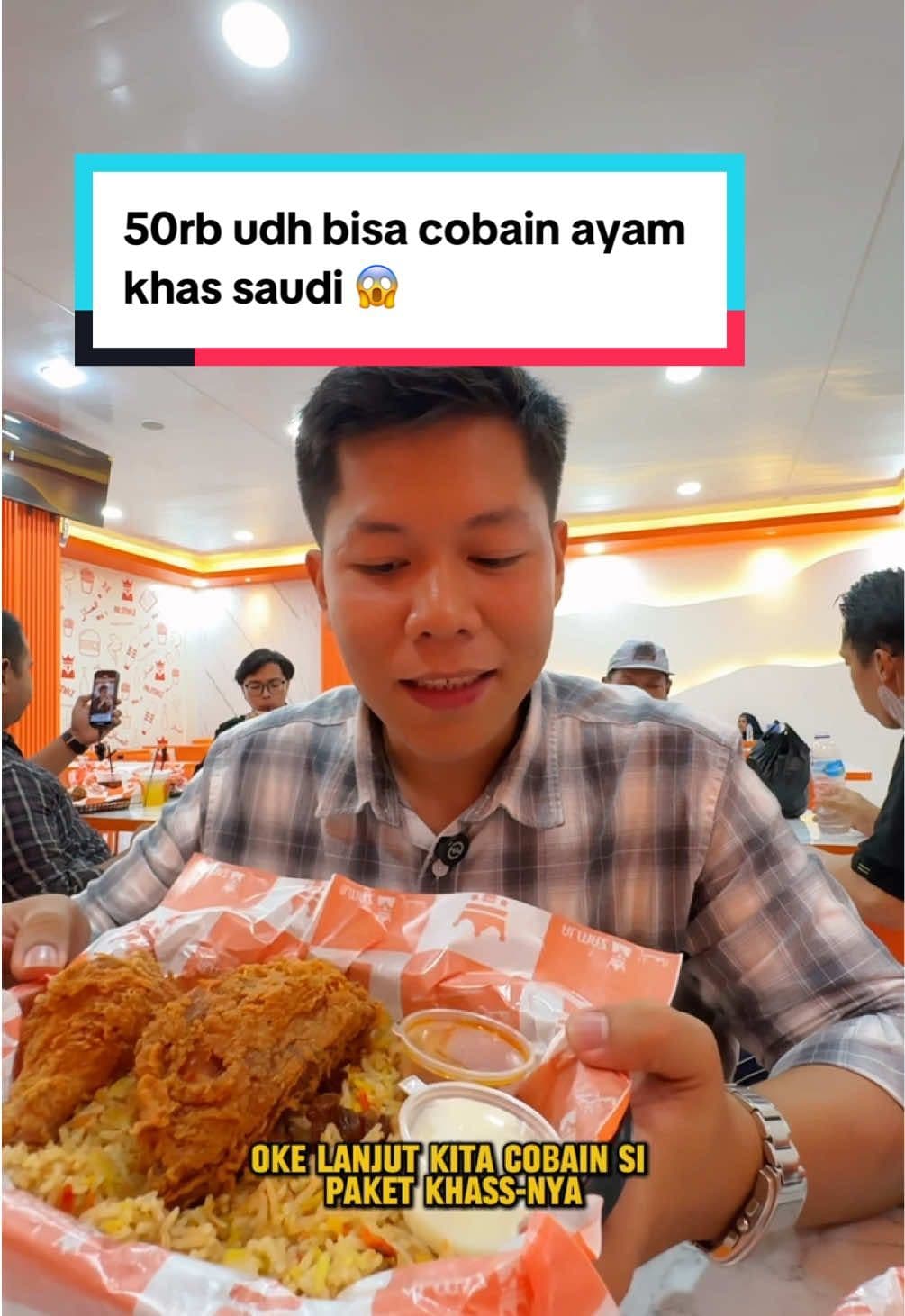 Rekomendasi Kuliner di Balikpapan with Aldi  Kalian tau gak sih sobat kalau Almaz Chicken sudah opening di Balikpapan, jadi kalian udh bisa cobain Ayam khas Saudi gitu di Balikpapan 😱 Kalian juga harus cobain paket Khass mereka dengan harga 50rb udh dapat 2 potong ayam dan nasi serta 2 saus mereka, ini tuh ngenyangin banget ya sobat. Tenang aja ya disini tuh walaupun ada outdoornya tapi tetap No Smoking ya 🤩 @almazfriedchicken.balikpapan  Buka setiap hari jam 10:00 - 22:00 WITA Lokasinya di MT Haryono pas banget dideretan RS Siloam #balikpapan #kulinerbalikpapan #rekomendasikuliner #kuliner