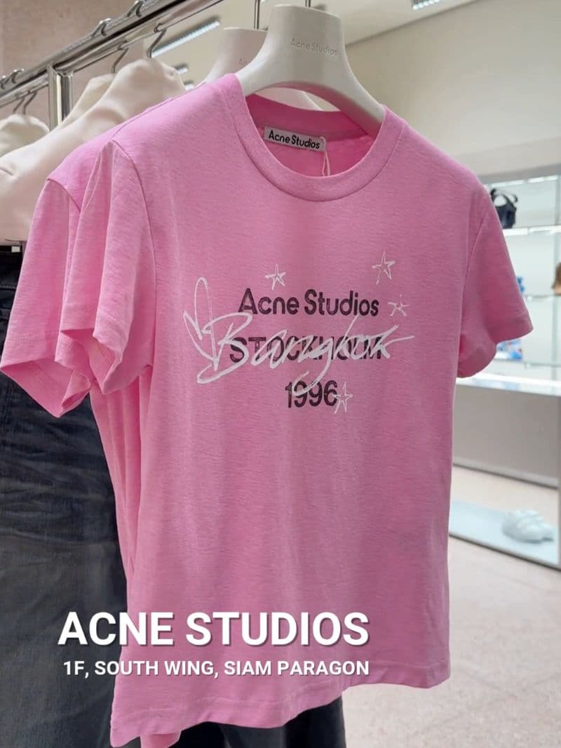 Acne Studios เปิดสาขาแรกในประเทศไทย ณ ศูนย์การค้าสยามพารากอน พร้อมเปิดให้บริการ 30 ตุลาคม 2568 นี้ พบกับเสื้อยืดลิมิเต็ดเอดิชัน “Acne Studios Loves Bangkok” ที่จัดทำขึ้นเป็นพิเศษเพื่อเป็นการเฉลิมฉลองการเปิดร้านใหม่ พร้อมกับวางจำหน่ายสินค้าตระกูล Trompe L’oeil ซึ่งใช้เทคนิคภาพลวงตา เพิ่มมิติให้เสื้อผ้า ให้ได้สัมผัสและจับจองก่อนใคร ภายในร้านยังพาทุกคนไปสัมผัสกับแนวคิดหลักของ Acne Studios ซึ่งสะท้อนถึงคอลเลกชันของแบรนด์ที่มีรากฐานจากแนวคิดการจัดวางสิ่งที่แตกต่างเคียงข้างกัน (juxtaposition) ความคิดสร้างสรรค์ และจิตวิญญาณแห่งการเล่นสนุก มาพร้อมการเสนอ คอลเลกชันฤดูใบไม้ร่วง/ฤดูหนาว 2025 สำหรับสุภาพบุรุษและสุภาพสตรี ควบคู่ไปกับรองเท้าและเครื่องประดับต่าง ๆ โดยมีกระเป๋ารุ่นไอคอนิครุ่นล่าสุดอย่าง Camero ซึ่งถือเป็นไฮไลต์สำคัญของงานนี้ แล้วพบกันที่ Acne Studios ชั้น 1, ฝั่ง South, สยามพารากอน #AcneStudios #SiamParagon #BeExtraordinary #LiveExtraordinary #DreamExtraordinary #SiamParagonOnly