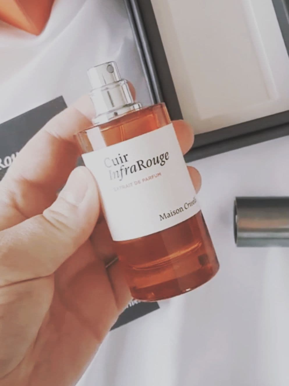 New Perfume Unboxing ▪️Maison Crivelli Cuir Infrarouge Extrait de Parfum Top notes: Bergamot - Cinnamon - Raspberry Middle notes: Iris - Osmanthus - Cedarwood Base notes: Leather - Oud - Patchouli - Vanilla - Tonka Bean Perfumer: Jordi Fernandez Release year: 2025 💬 Do you like leather perfumes? Have you tried the new Maison Crivelli fragrance? 💫 Full perfume review coming soon on the blog: 𝐰𝐰𝐰.𝐚𝐦𝐛𝐢𝐚𝐧𝐜𝐞𝐞𝐭𝐟𝐫𝐚𝐠𝐫𝐚𝐧𝐜𝐞. 𝐜𝐨𝐦 --- Unboxing Nouveau Parfum ▪️Maison Crivelli Cuir Infrarouge Extrait de Parfum Notes de tête : Bergamote - Cannelle - Framboise Notes de cœur : Iris - Osmanthus - Bois de Cèdre Notes de fond : Cuir - Oud - Patchouli - Vanille - Fève Tonka Parfumeur : Jordi Fernandez Année de lancement : 2025 💬 Aimez-vous les parfums cuirés ? Avez-vous testé le nouveau parfum Maison Crivelli ? 💫 Revue parfum complète à venir prochainement sur le blog : 𝐰𝐰𝐰.𝐚𝐦𝐛𝐢𝐚𝐧𝐜𝐞𝐞𝐭𝐟𝐫𝐚𝐠𝐫𝐚𝐧𝐜𝐞.𝐜𝐨𝐦 * PR gift - Not paid ad - Produit offert - Post non rémunéré * 🫶 @Maison Crivelli  . . . 🏷 #parfumviral #parfum #parfumtiktok #perfumes #nicheperfume    nouveau parfum de niche - parfum cuir - parfum fruité - nouveau parfum maison crivelli - haute parfumerie contemporaine - new fragrance - nouveau parfum 2025 - blog parfum - perfume blogger